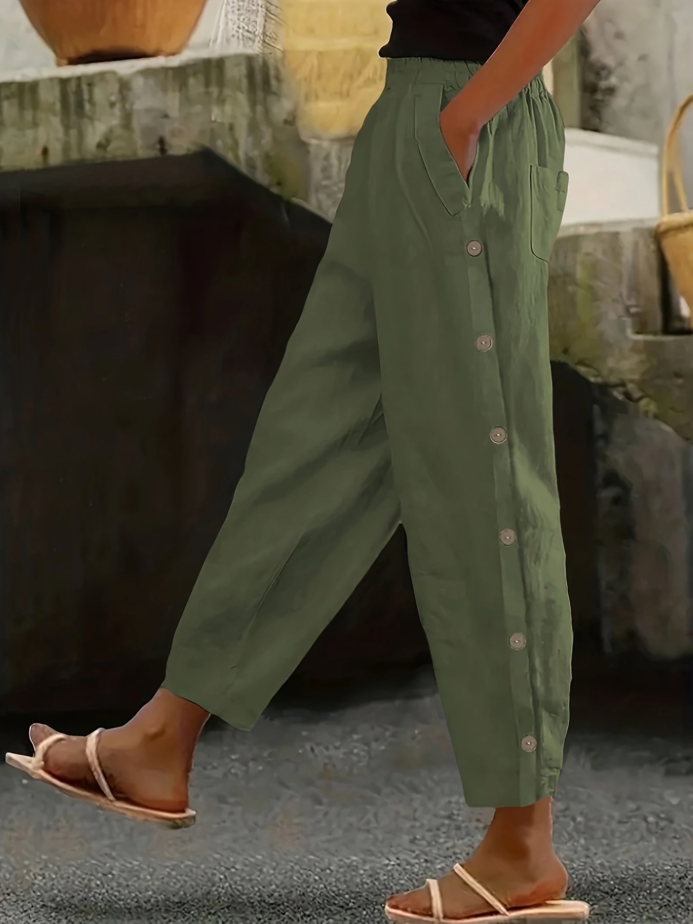 Pantalones de mujer de talla grande con pierna ancha y detalles de botones en gris claro