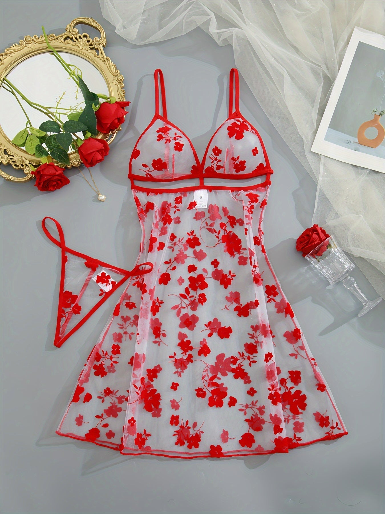 Qora gull naqshli shaffof bodysuit va thong pantylar bilan ichki kiyim