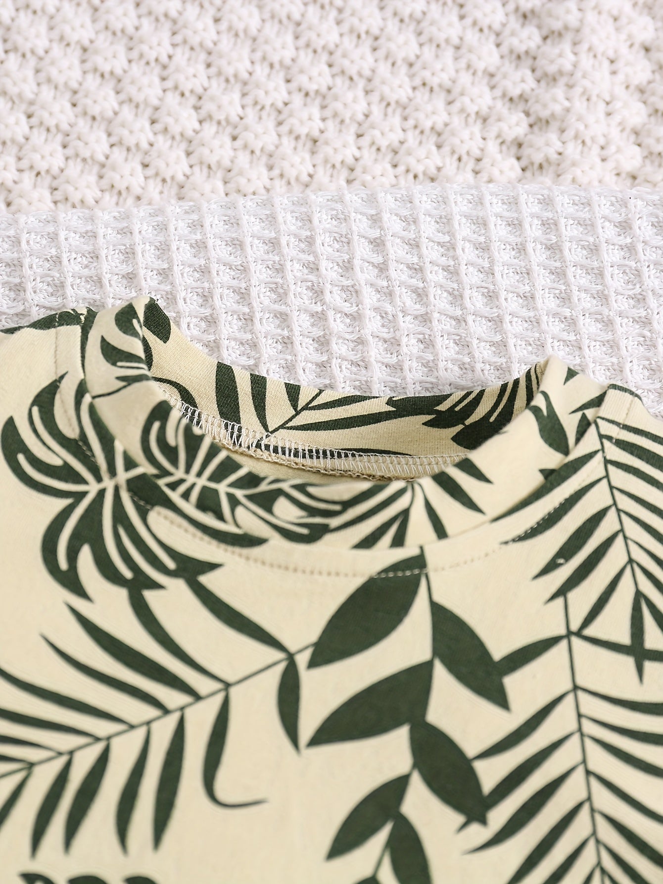 O'g'il bolalar uchun paxta bargi bosma kundalik kiyimlari, qisqa qo'lli T-shirt va chizilgan shortlar, bahor va yoz uchun