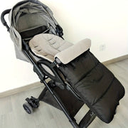 Kuz va qish mavsumiga mo'ljallangan Universal Fit Stroller Footmuff bilan issiq va qulay bo'ling. Shamolga chidamli polyester toladan tayyorlangan bu footmuff sizning chaqalog'ingizning aravachasi uchun eng yaxshi issiqlik va himoya ta'minlaydi.