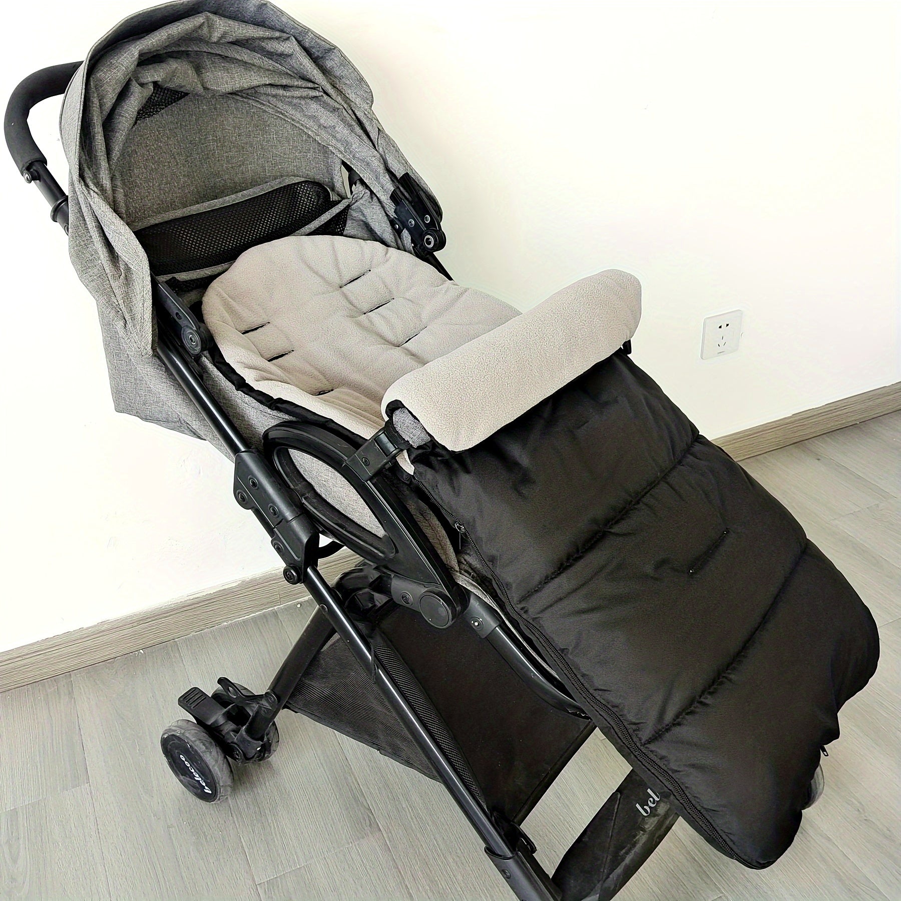 Kuz va qish mavsumiga mo'ljallangan Universal Fit Stroller Footmuff bilan issiq va qulay bo'ling. Shamolga chidamli polyester toladan tayyorlangan bu footmuff sizning chaqalog'ingizning aravachasi uchun eng yaxshi issiqlik va himoya ta'minlaydi.