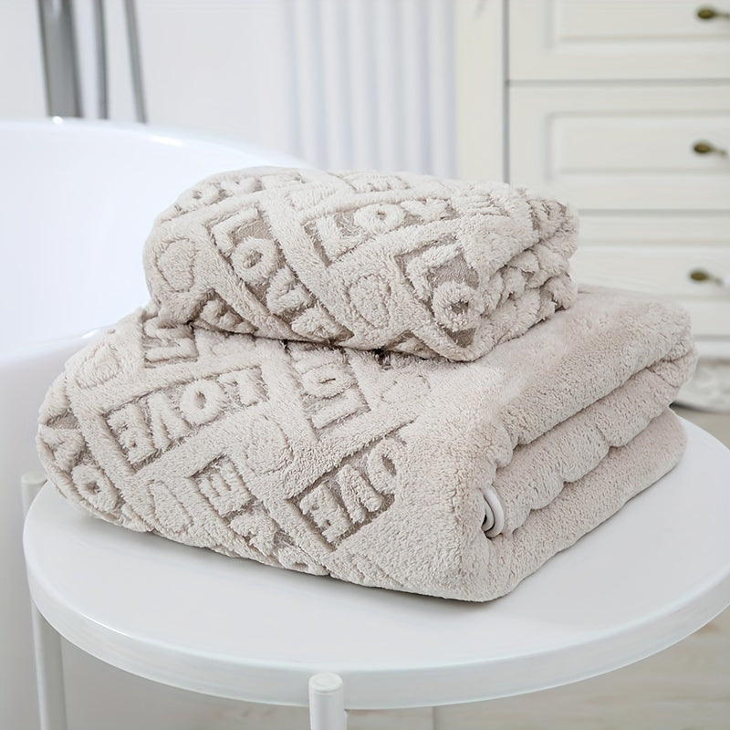 "Love Textured Bath Linen Set" qalin so‘ruvchi yuz sochiq va yumshoq dush sochiqni o‘z ichiga oladi. To‘plam 1 ta hammom sochiq va 1 ta qo‘l sochiqdan iborat bo‘lib, hammom yoki uyda foydalanish uchun mukammaldir.
