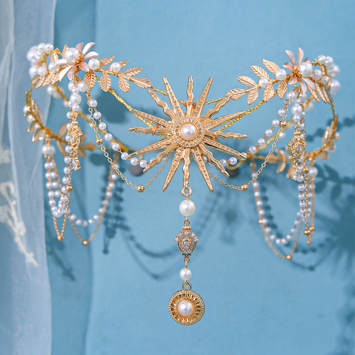 Qoʻlda tayyorlangan marjonli quyosh nuri bilan bezatilgan taqdirlar uchun quyosh gul va barg motivlari bilan taxt