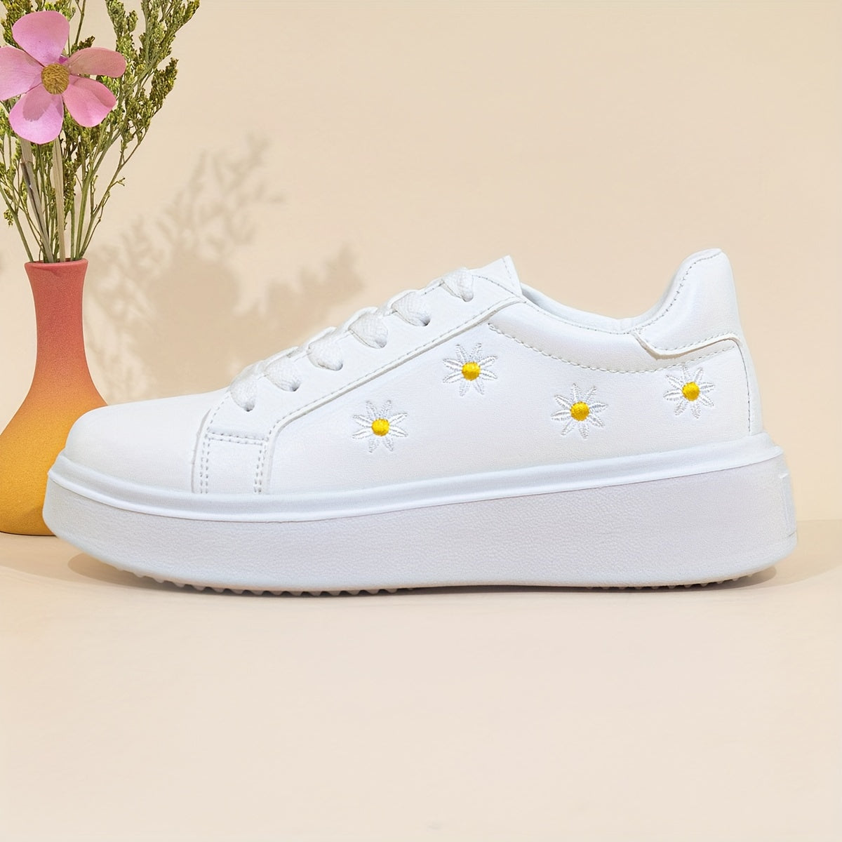 Women's Low-Top Lace-Up Sneakers with Embroidered Daisy Design for All Seasons