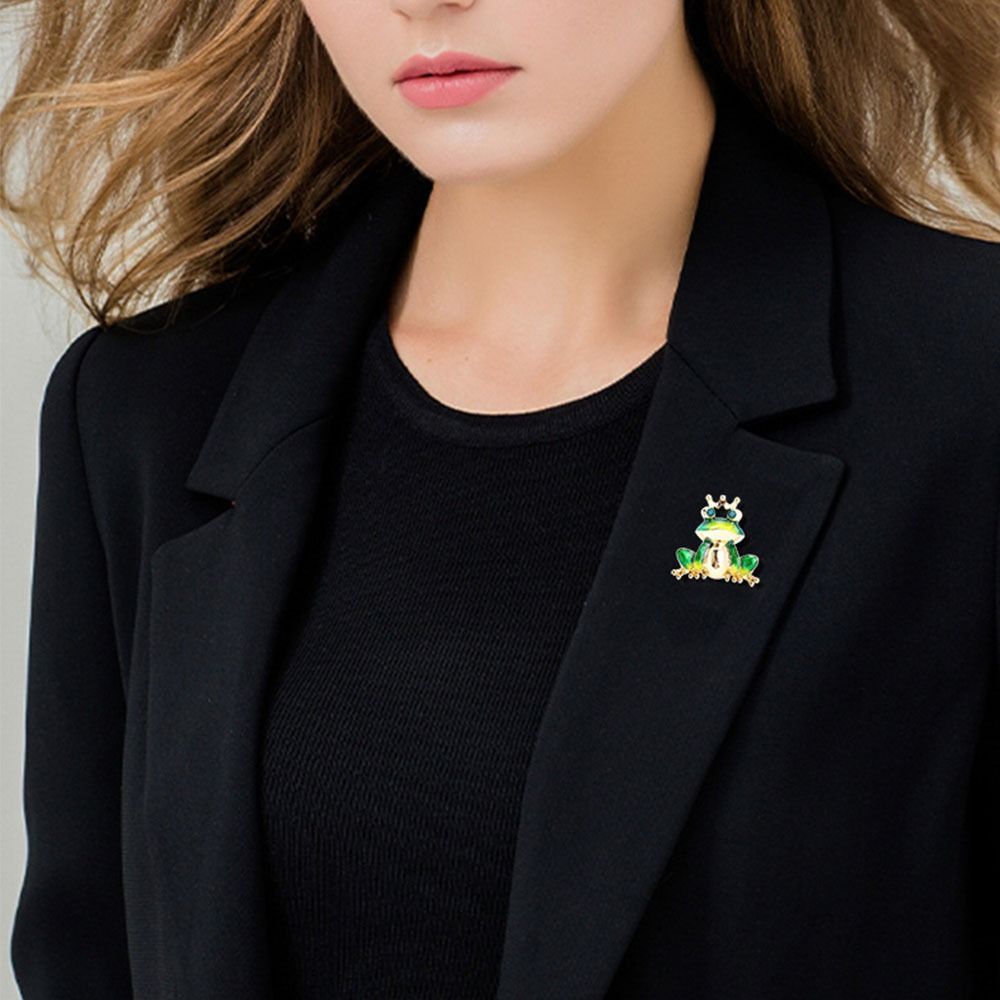 Эмалевый брошка-булавка "Сказочные Крылья" с лягушкой и короной - Идеально для вечеринок и повседневной носки, готовый к подарку милый двухцветный животный лацкан.