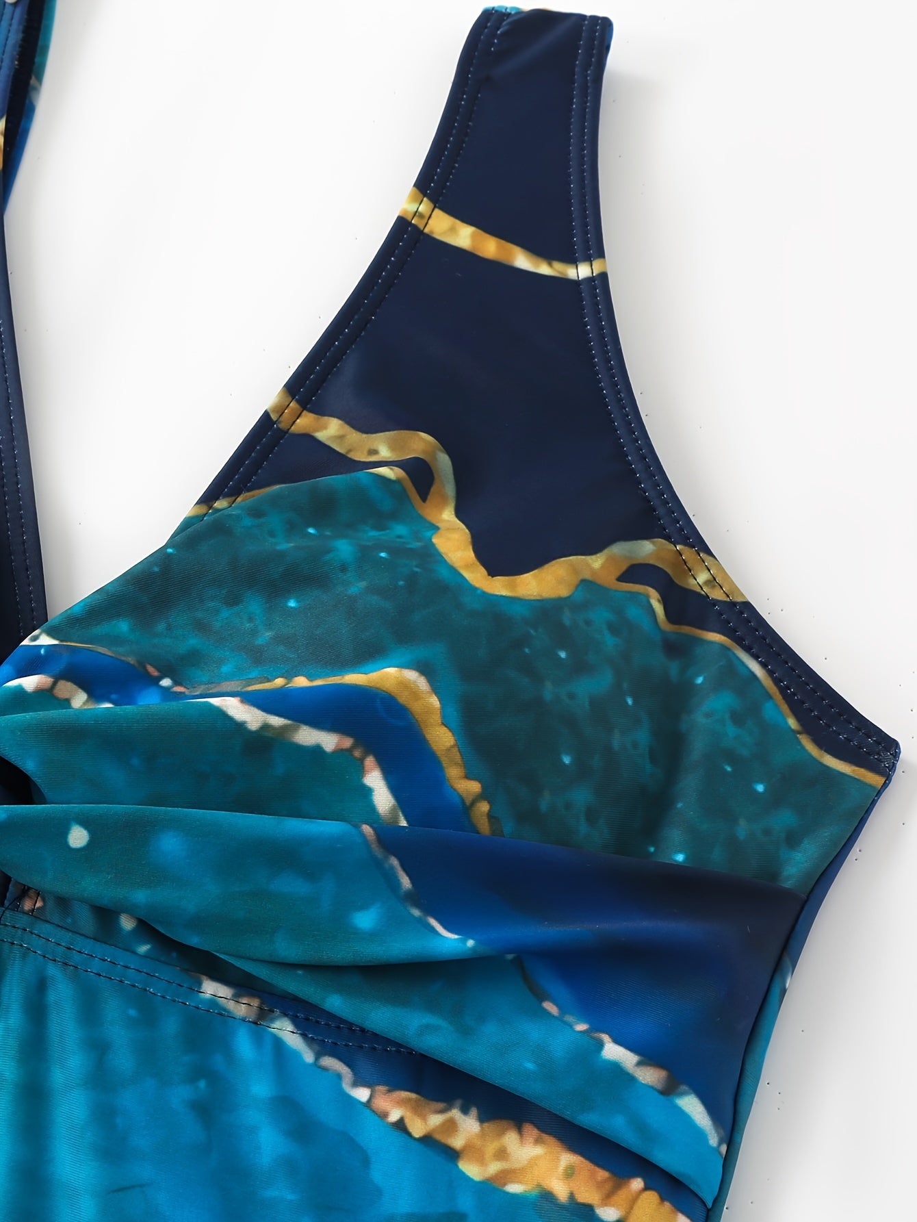 Ayollar uchun V-shaklidagi bir parcha va yopishqoq sarong yubka bilan bezatilgan, zamonaviy 2-qismli marmar naqshli suzish kostyumi to'plami.