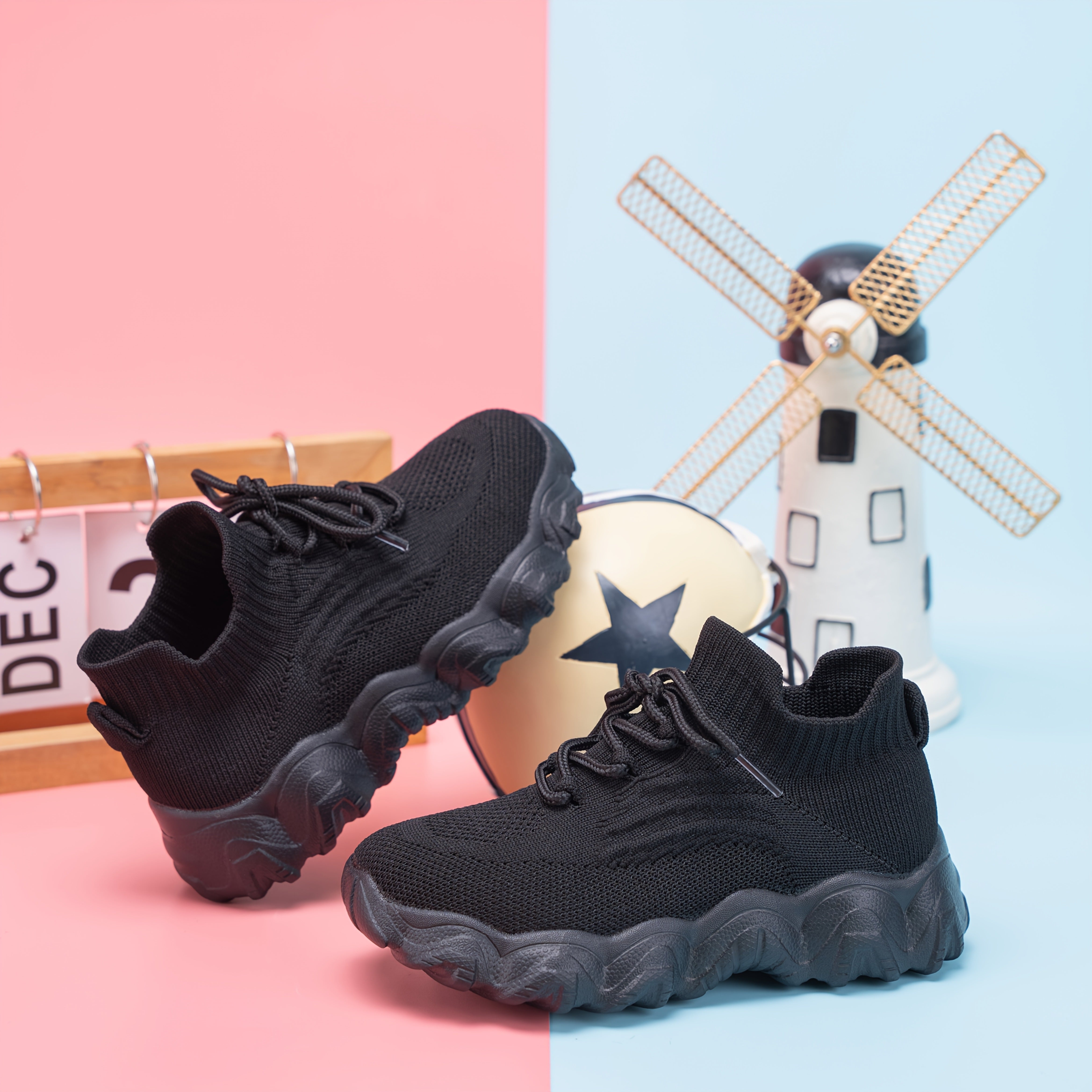 Qizlar uchun nafas oladigan to'qilgan tarmoq krossovkalari, turli ranglarda, ochiq havoda o'ynash va tasodifiy kiyimlar uchun mukammal. Sirpanmaydigan EVA taglik, engil dizayn.