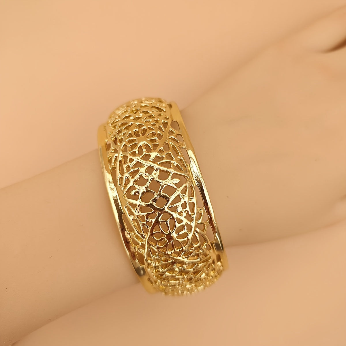 Ayollar uchun sozlanadigan bilaguzuk, murakkab kesilgan detallar bilan bezatilgan vintage oltin metall keng bilaguzuk - bayram ziyofatlari va tantanalar uchun mukammal.