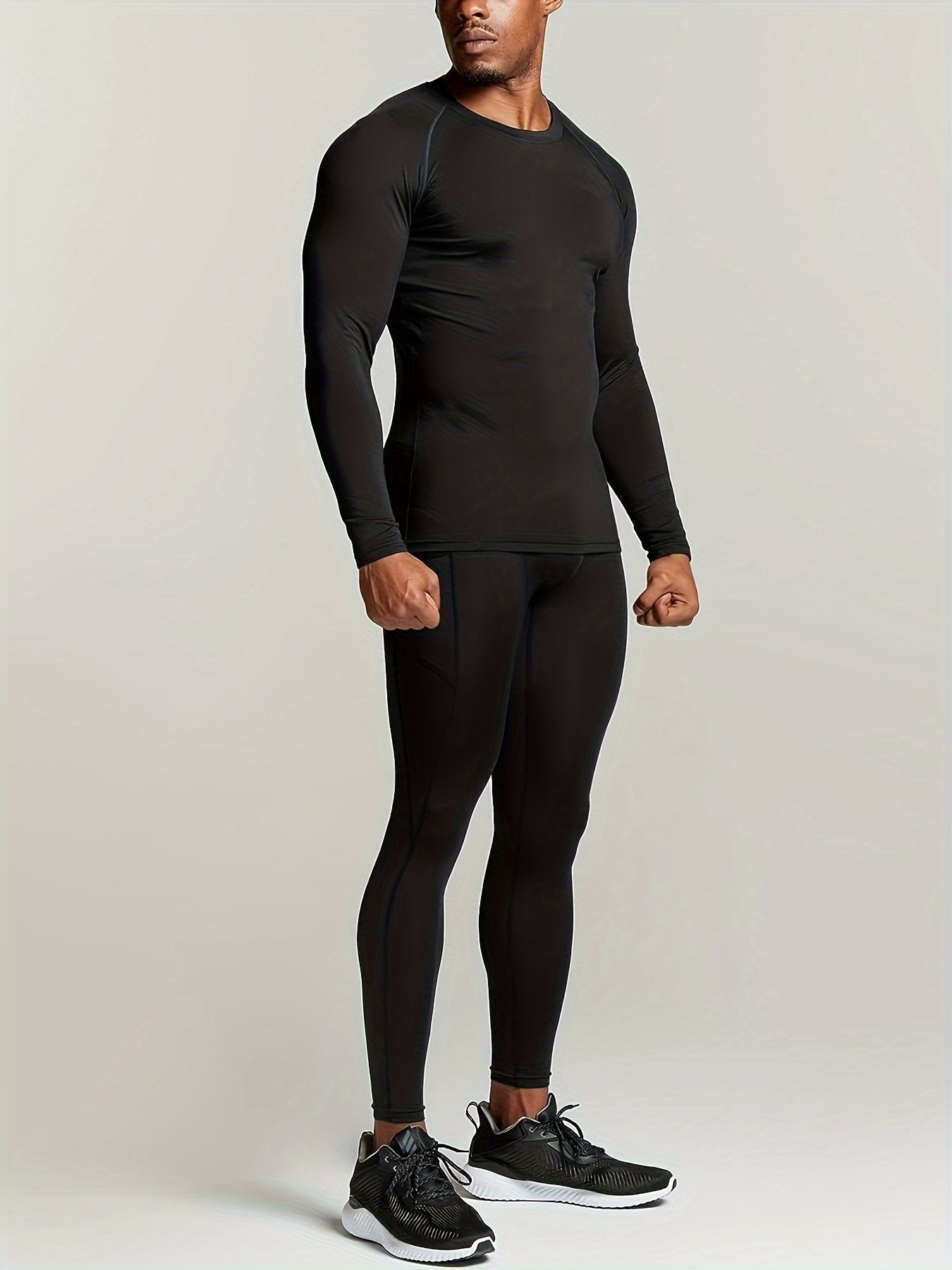 2 ta erkaklar uchun sport ichki kiyim to'plami, yuqori cho'ziluvchan polyester matodan tayyorlangan, bir rangda. Uzoq qo'lqopli siqish ko'ylagi va yugurish, basketbol, mashg'ulotlar va ochiq havoda foydalanish uchun leggingsni o'z ichiga oladi.