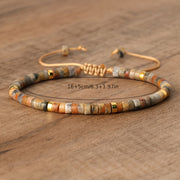 Ayollar uchun boho uslubidagi sozlanadigan qo'l ipi zargarlik bezaklari rang-barang mini tabiiy tosh marjonlar bilan tayyorlangan.