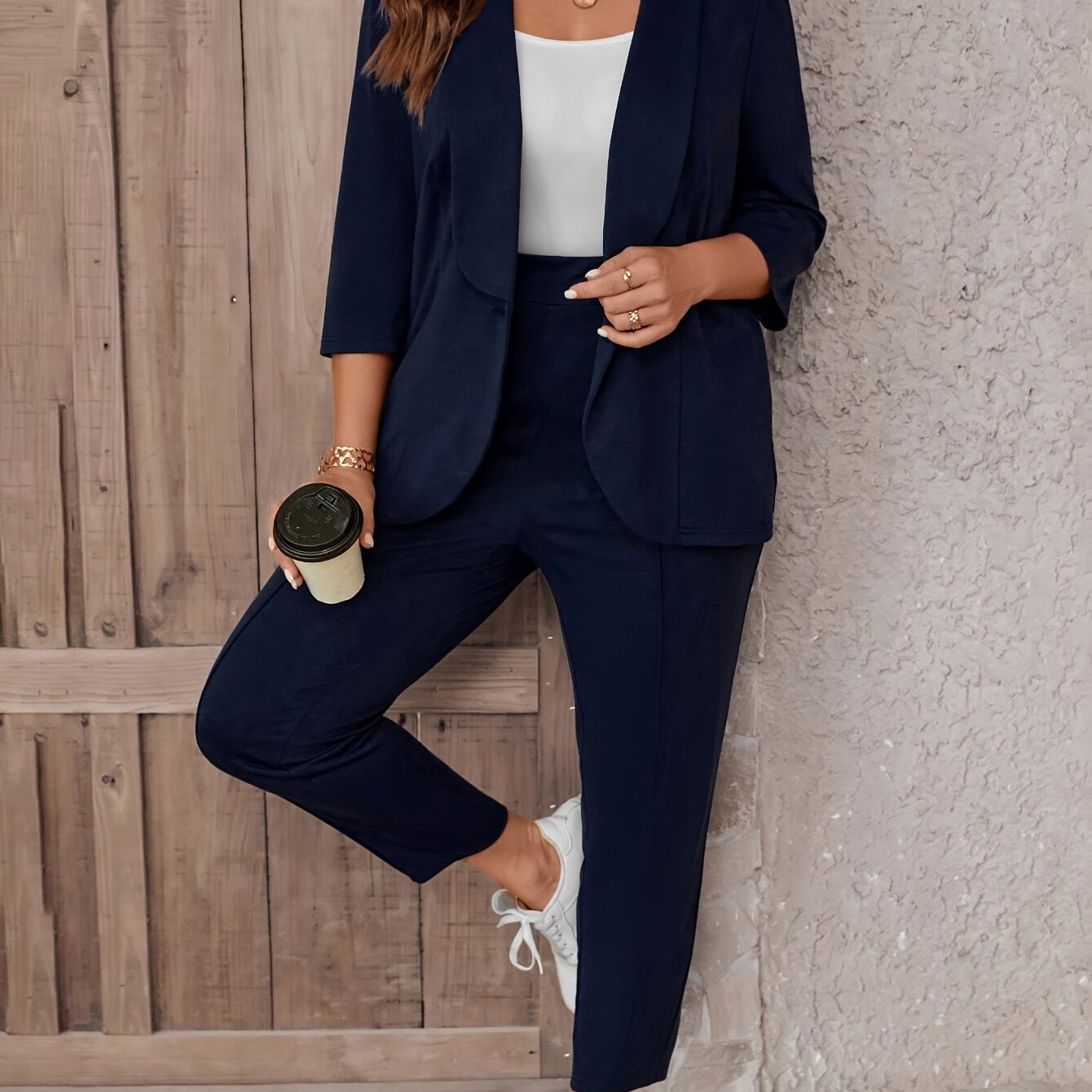 Zamonaviy ayollar uchun uslubiy katta o'lchamli geometrik kostyum; qora va oq naqsh, yengsiz blazer, yengli yaka, mashinada yuvish mumkin bo'lgan polyester mato.