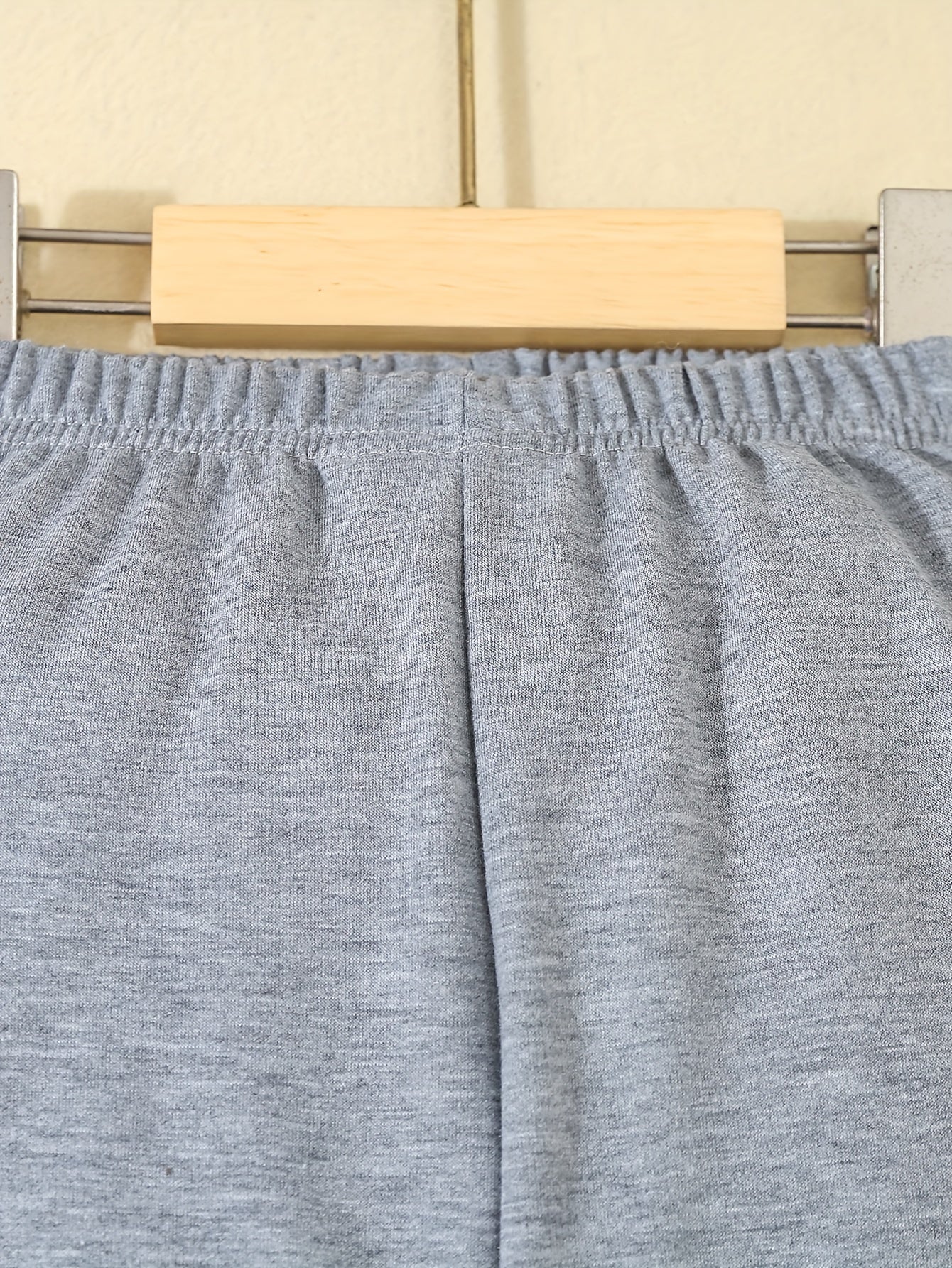 Yigitlar uchun kundalik to'plamda tekislikli kapüşonli asosiy kiyim va rangli blokli shimlar mavjud, bahor va kuz uchun