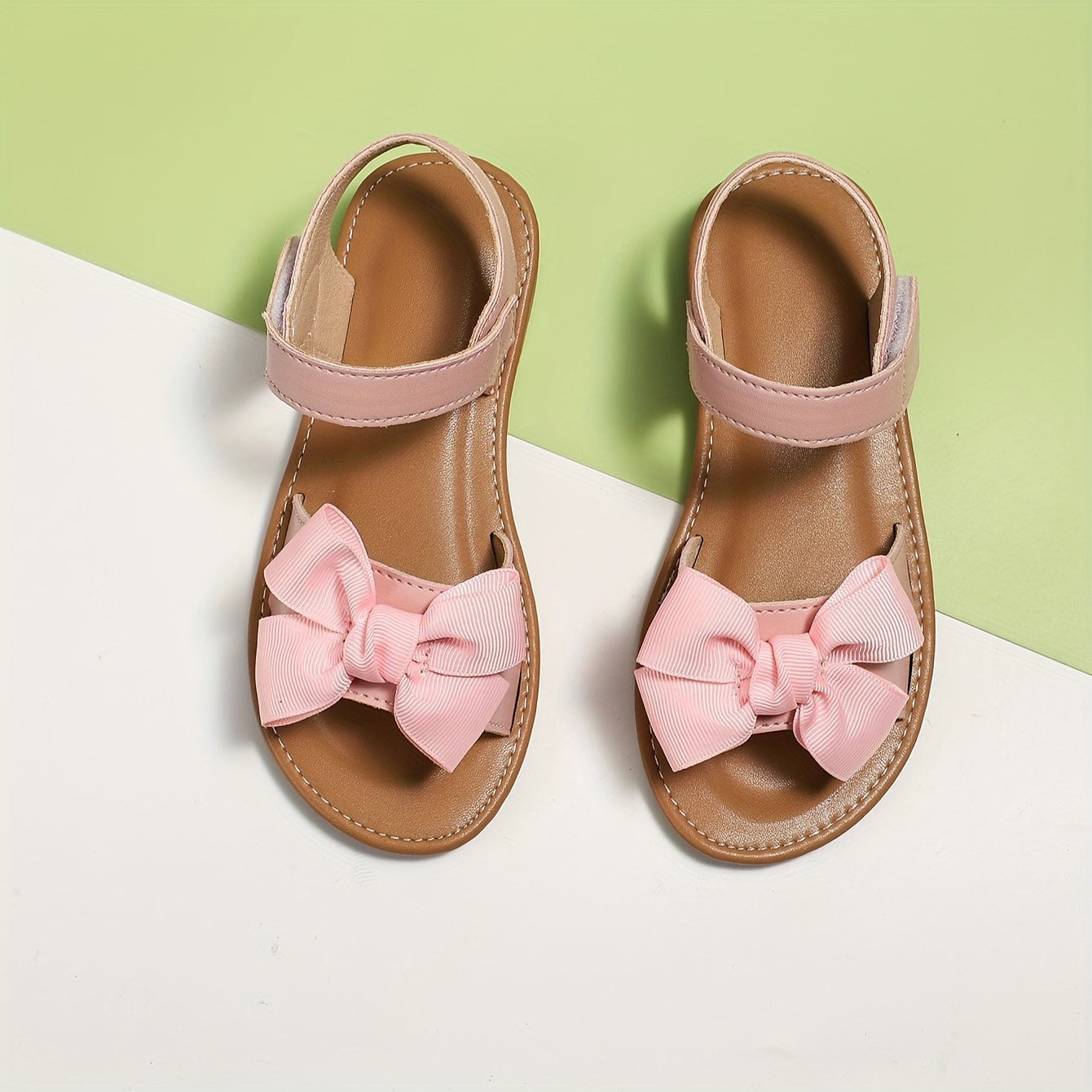 Qizlar uchun zamonaviy va amaliy ochiq barmoq sandallari, yozda ichki va tashqi kiyim uchun mukammal.