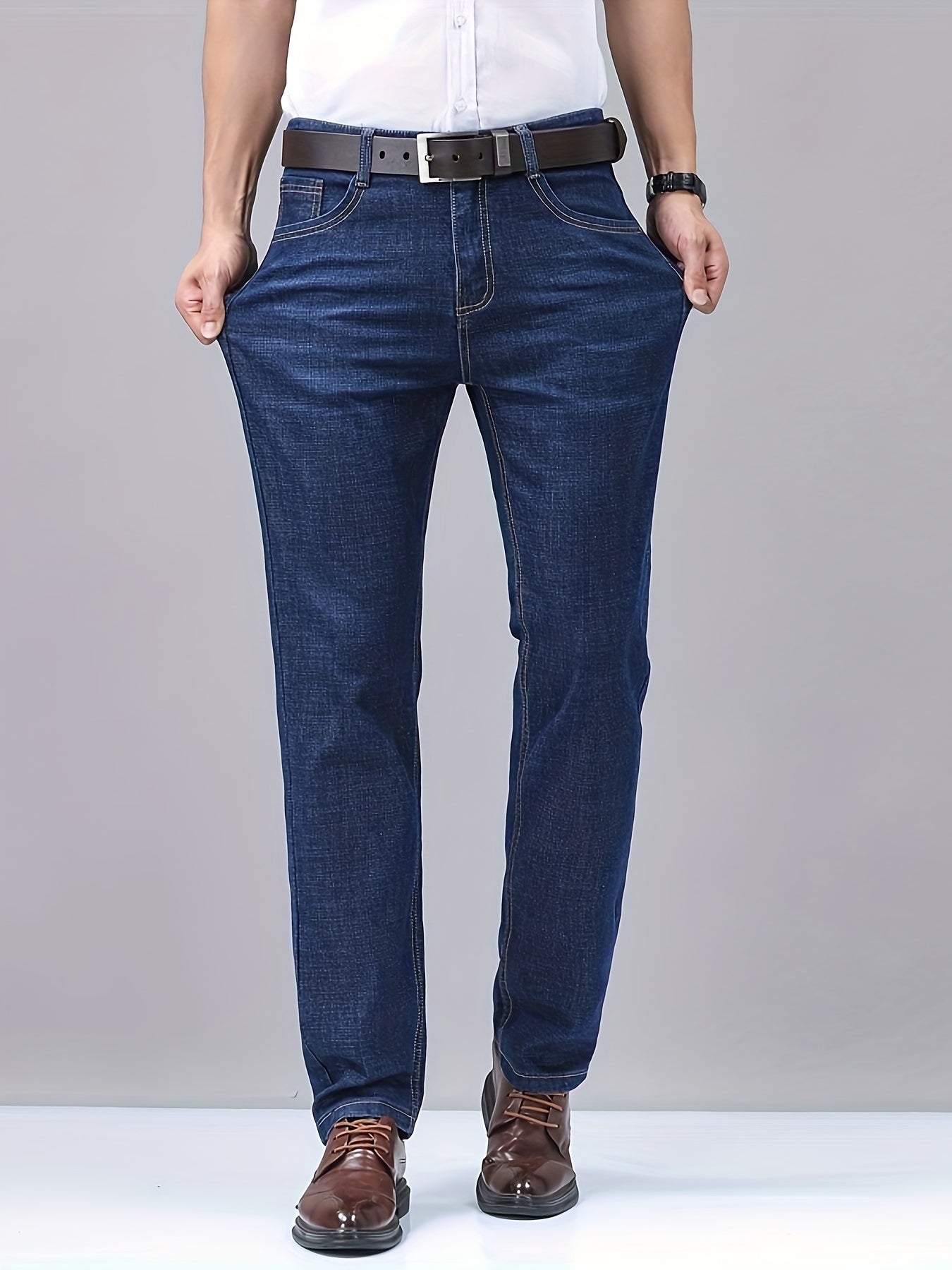 Erkaklar uchun klassik barcha mavsumli denim jinsi shimlar, odatdagi kesim, 50% paxta, 30% polyester, 18.5% viskoza, 1.2% spandeks, bir xil rang, yuvilgan, ozgina cho'ziladigan, fermuarli, 350g/m² mato og'irligi, asosiy.