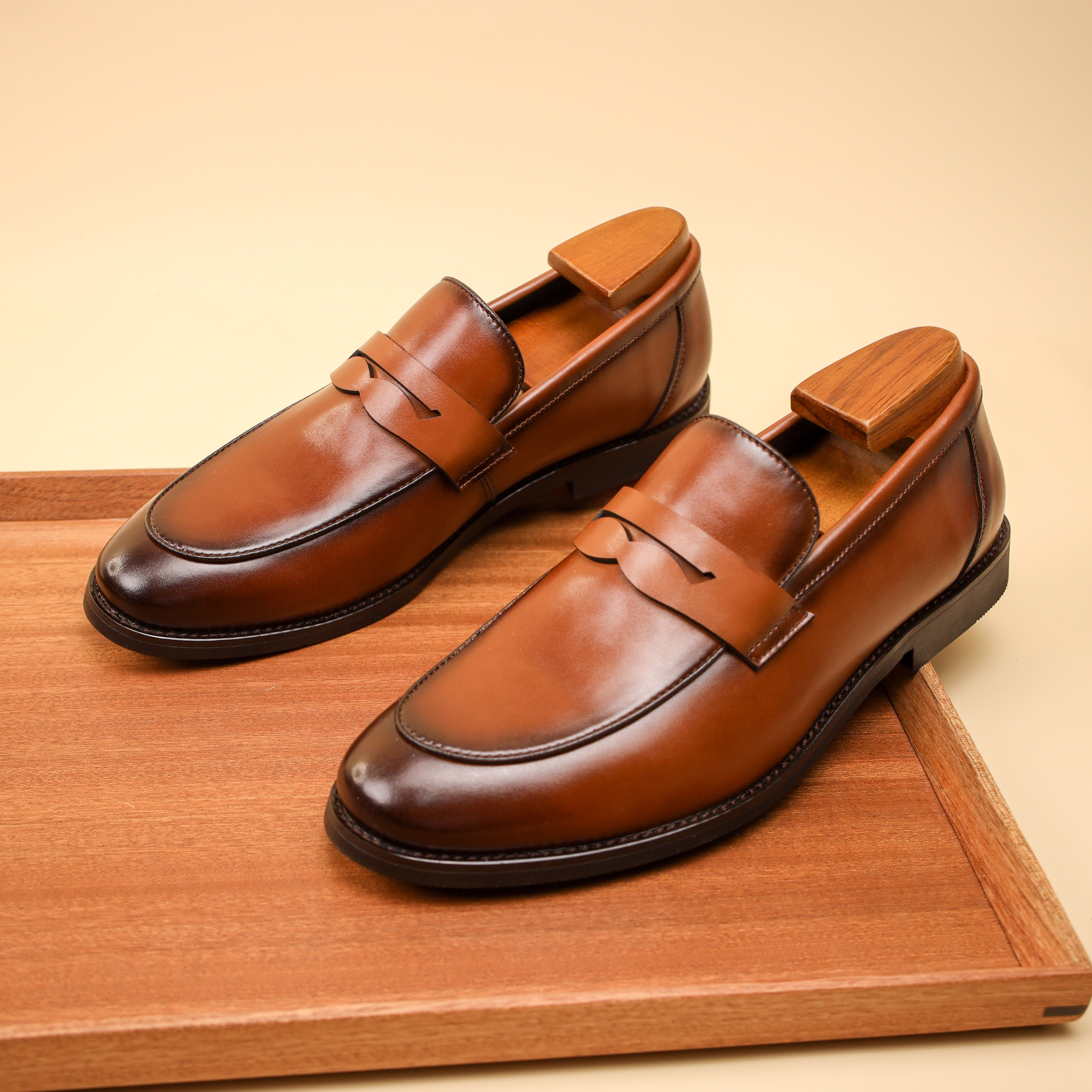 Siyosatli slip-on penny loafers, bo'yalgan sigir terisidan tayyorlangan, sirpanmaydigan kauchuk taglikka ega, rasmiy kiyimlar uchun ideal. Erkaklar poyabzallari uchun ajoyib.