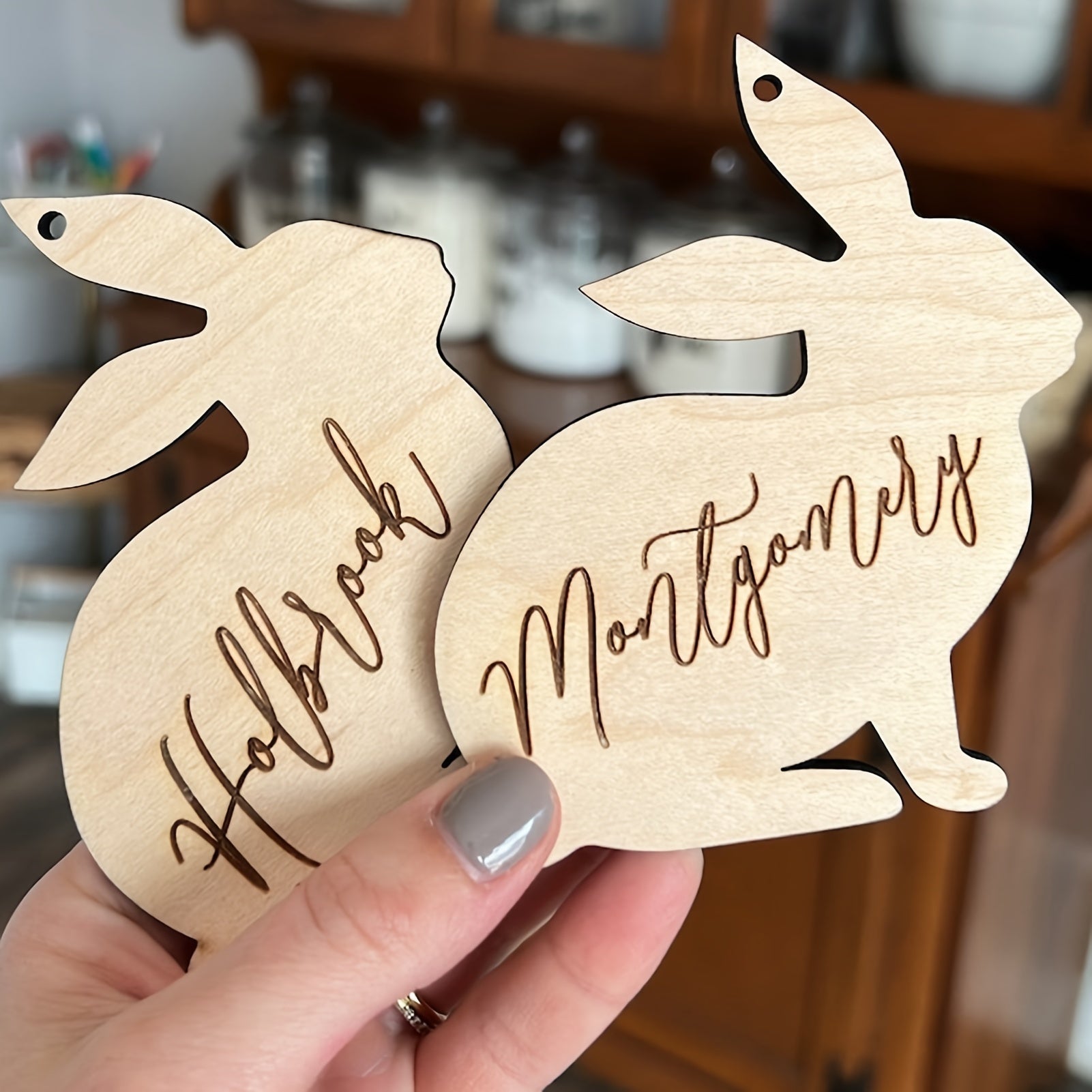 "Qizil yog'ochdan o'yilgan Pasxa savatiga tegishli yorliq, quyon dizayni - O'zgartiriladigan ism yorlig'i, bog'ichlar bilan, sovg'alar va esdaliklar uchun ideal"