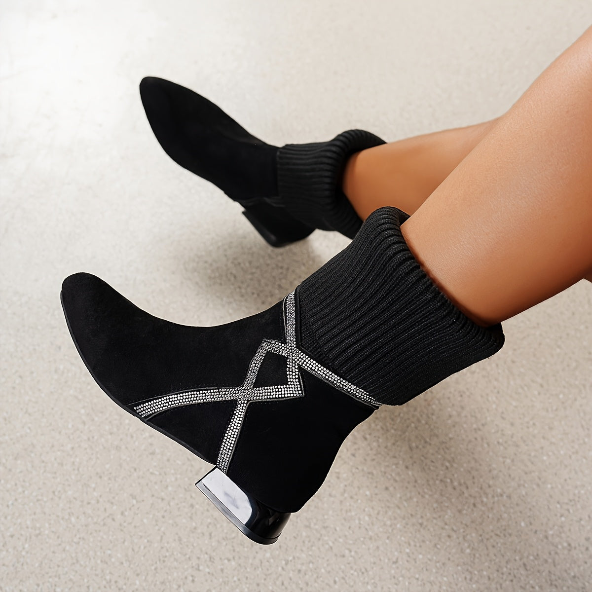 Женские короткие вязанные сапоги однотонного цвета с молнией и низким каблуком