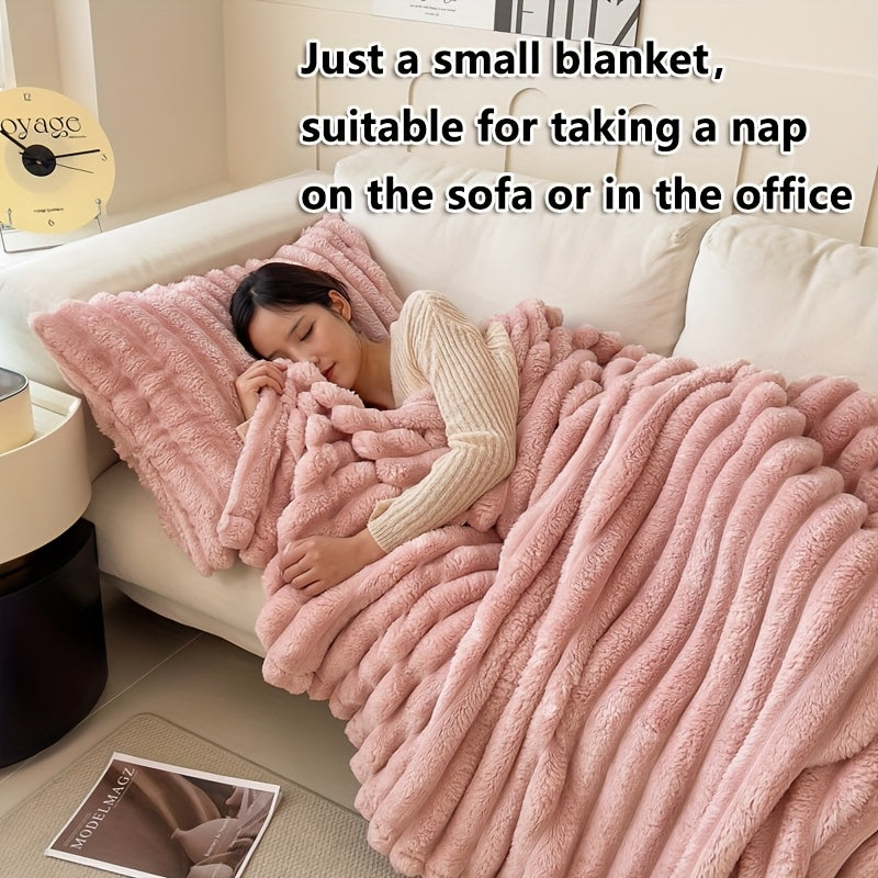 Уютное современное полосатое плюшевое одеяло, изготовленное из утолщённой полиэстеровой трикотажной ткани, идеально подходит для всех сезонов. Может использоваться как покрывало, одеяло для дневного сна или даже как одеяло для питомца. Вес 250-300 г/м².