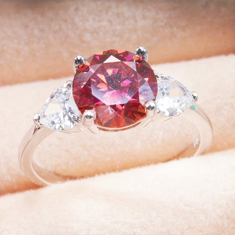 Zamonaviy va hashamatli, ushbu 925 sterling kumush to'y uzugi to'rt tishli dizaynga ega bo'lib, rang-barang moissanite inlaylari bilan bezatilgan. To'ylar va bayramlar uchun mukammal, ushbu modali aksessuar sevimli insoningiz uchun ajoyib sovg'a bo'ladi.