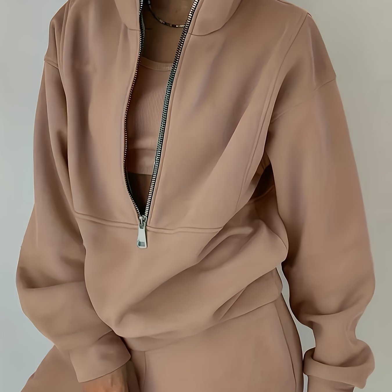 Ayollar uchun zip oldi sviter va elastik belli shimlardan iborat mustahkam ikki qismli to'plam.