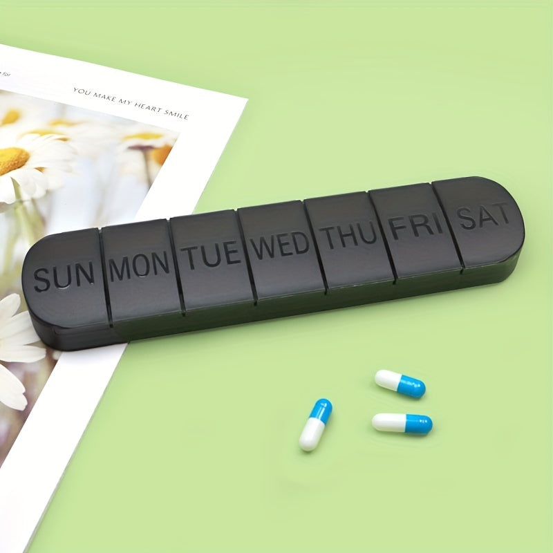 Vitaminlar va baliq yog'i uchun 7 ta bo'limli katta haftalik dori tashkilotchisi, sayohatga qulay qopda.