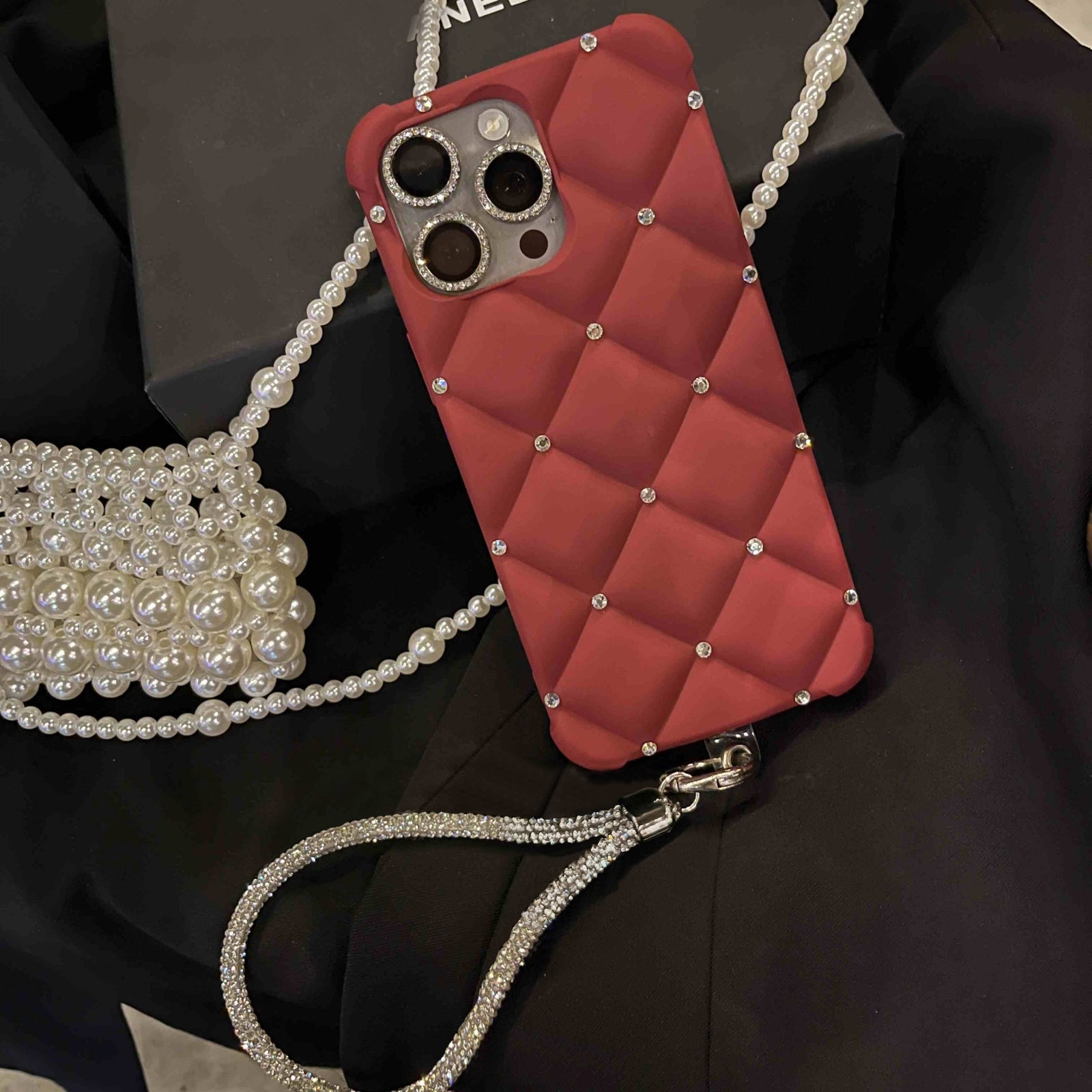 Новый модный чехол для телефона в стиле кожи для женщин с высококачественными деталями из страз, подходит для Apple iPhones. Оснащен полным браслетом из страз и дизайном с защитой от падений в четырех углах. Идеально подходит в качестве