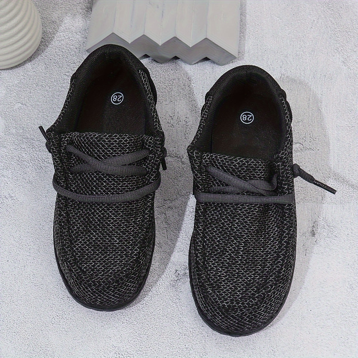 O'g'il bolalar uchun vintage uslubidagi slip-on kanvas poyabzallari, yumshoq taglik bilan, barcha fasllar uchun mukammal.