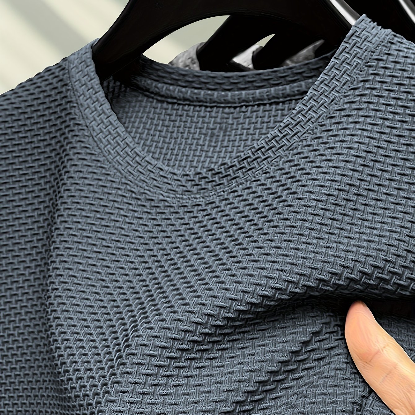 Erkaklar yozgi tasodifiy krujka bo'yinli futbolka, bir rangli to'qilgan matodan, oddiy moslikda. 94% naylon va 6% spandeksdan tayyorlangan, cho'zilmaydigan, lekin qulay cho'zilishga ega. 200gsm og'irlikda, kundalik kiyish uchun mos.