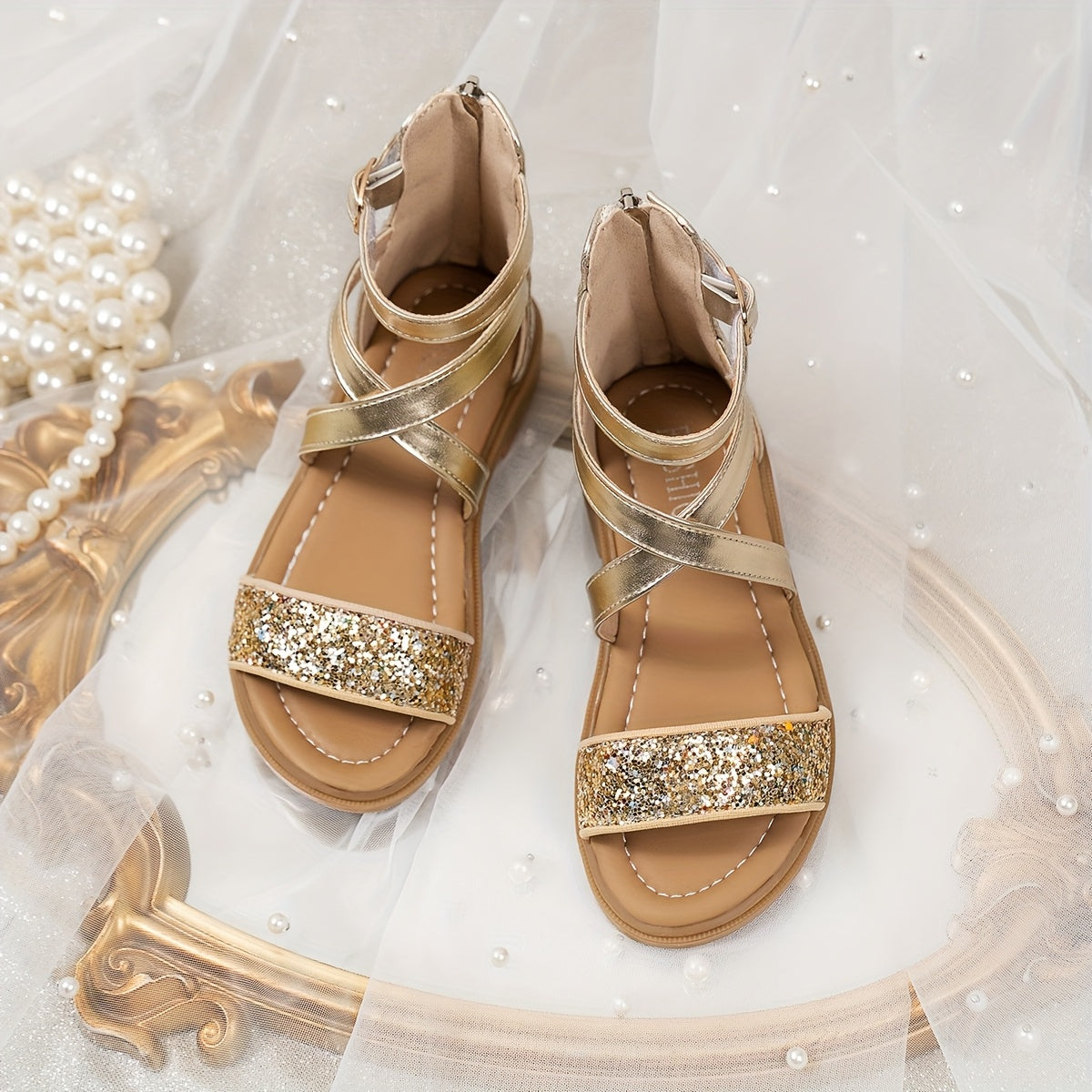 Детские сандалии с блестящими полосками, на ремешке вокруг щиколотки и подошвой из ТПР