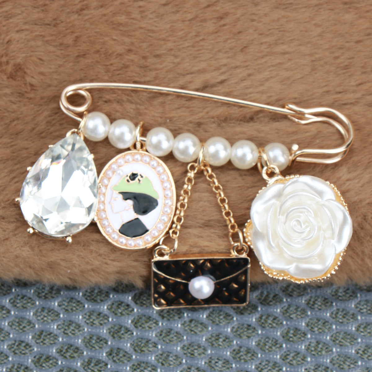 Chic vintage uslubidagi qora tassel brosh pin, rhinestone va emal qoplamasi bilan bezatilgan - Zamonaviy multfilm dizayni, ayollar kiyimlari va sumkalar uchun nafis bezak.