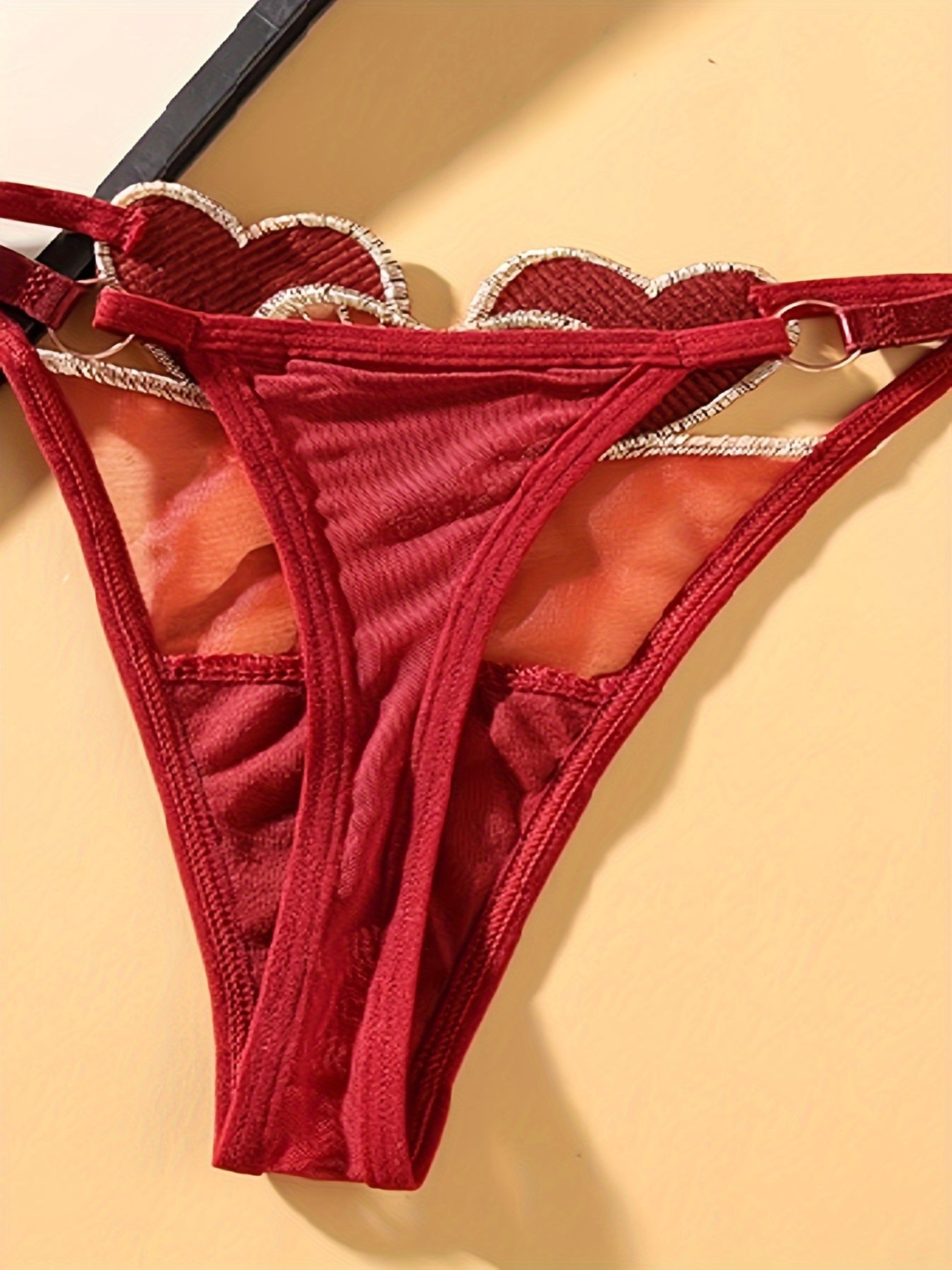 Ayollar uchun yurak naqshli thong ichki kiyim, moslashtiriladigan kattalashtirilgan o'lchamda, nafas oladigan to'r va jozibali to'qima bilan. Past bel, tungi klub uslubi, polyester materialda, S/M/L o'lchamlarida mavjud.