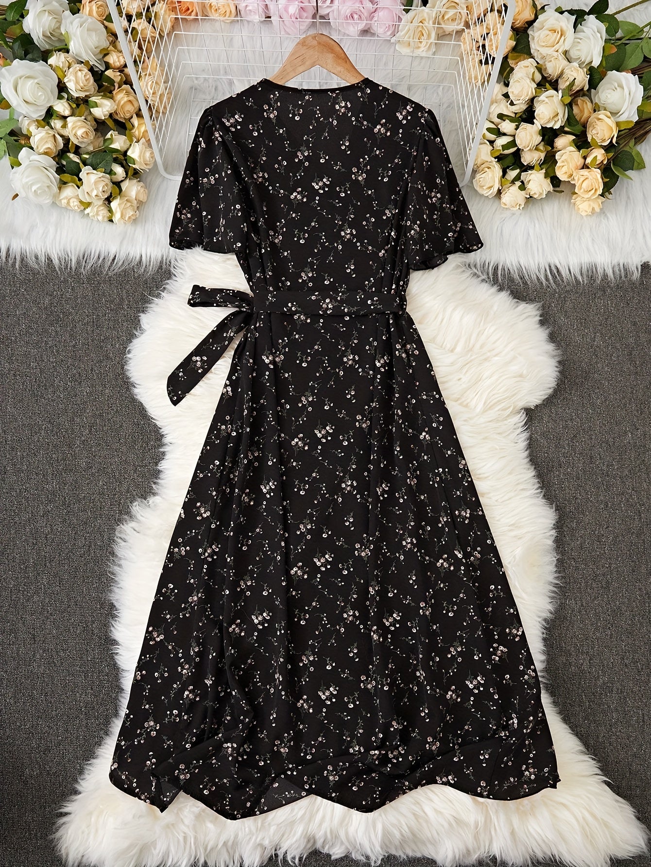 Vestido de escote cruzado con estampado floral, cinturilla con lazo y dobladillo con volantes para mujer