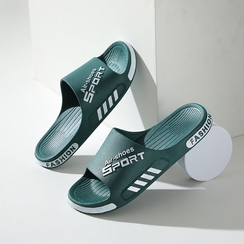 Erkaklar uchun yozgi PVC sandallar, ochiq va yopiq joylarda foydalanish uchun, sirpanmaydigan va kiyishga chidamli taglik bilan. Qulay surish orqali kiyiladigan sandallar.