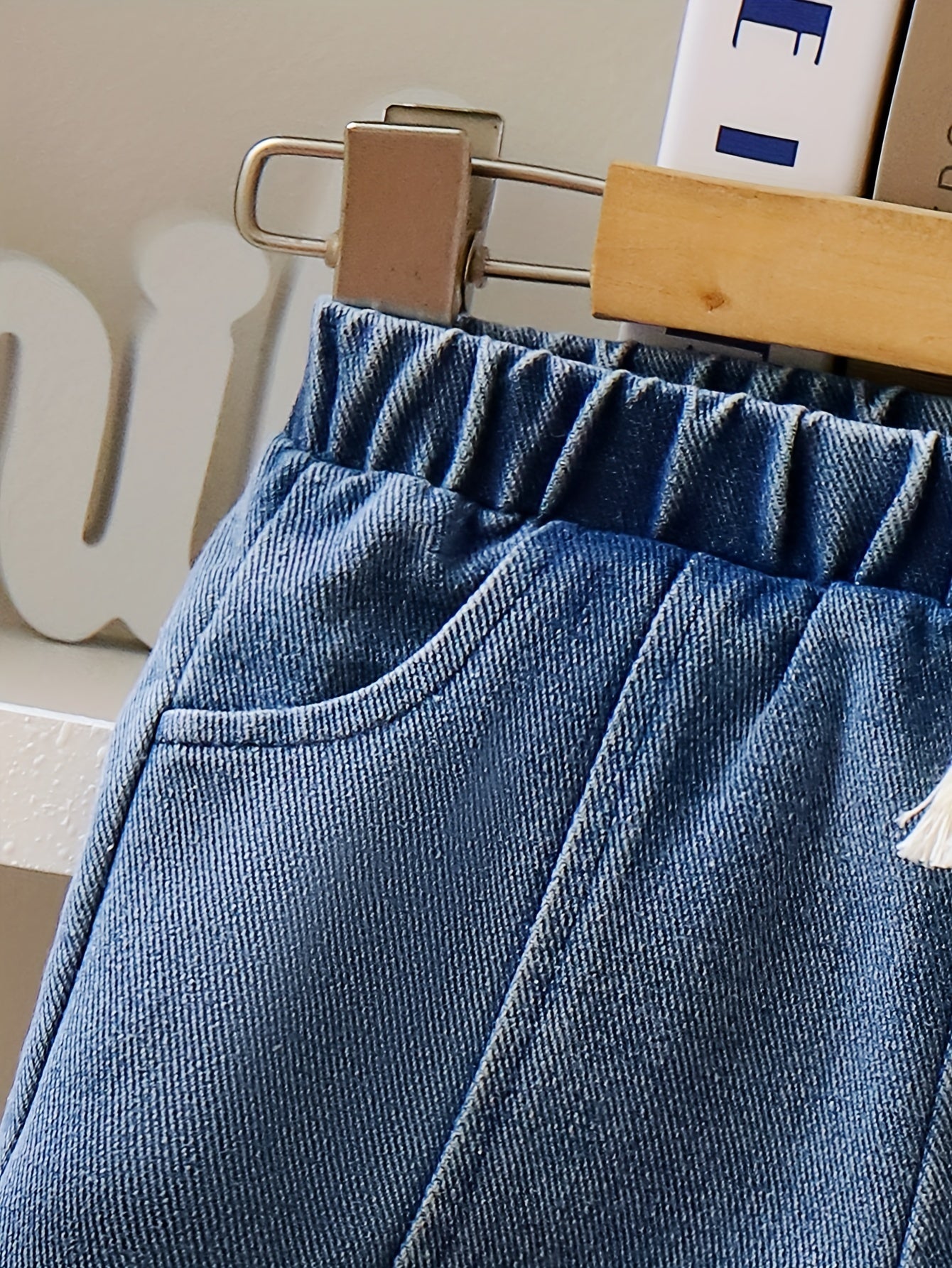 Qizlar uchun Boho uslubidagi yengsiz to'qilgan to'p va shortlar to'plami, 100% polyester to'qima materialidan tayyorlangan, bir rangda. Yozgi ochiq havoda faoliyatlar uchun odatiy moslik.