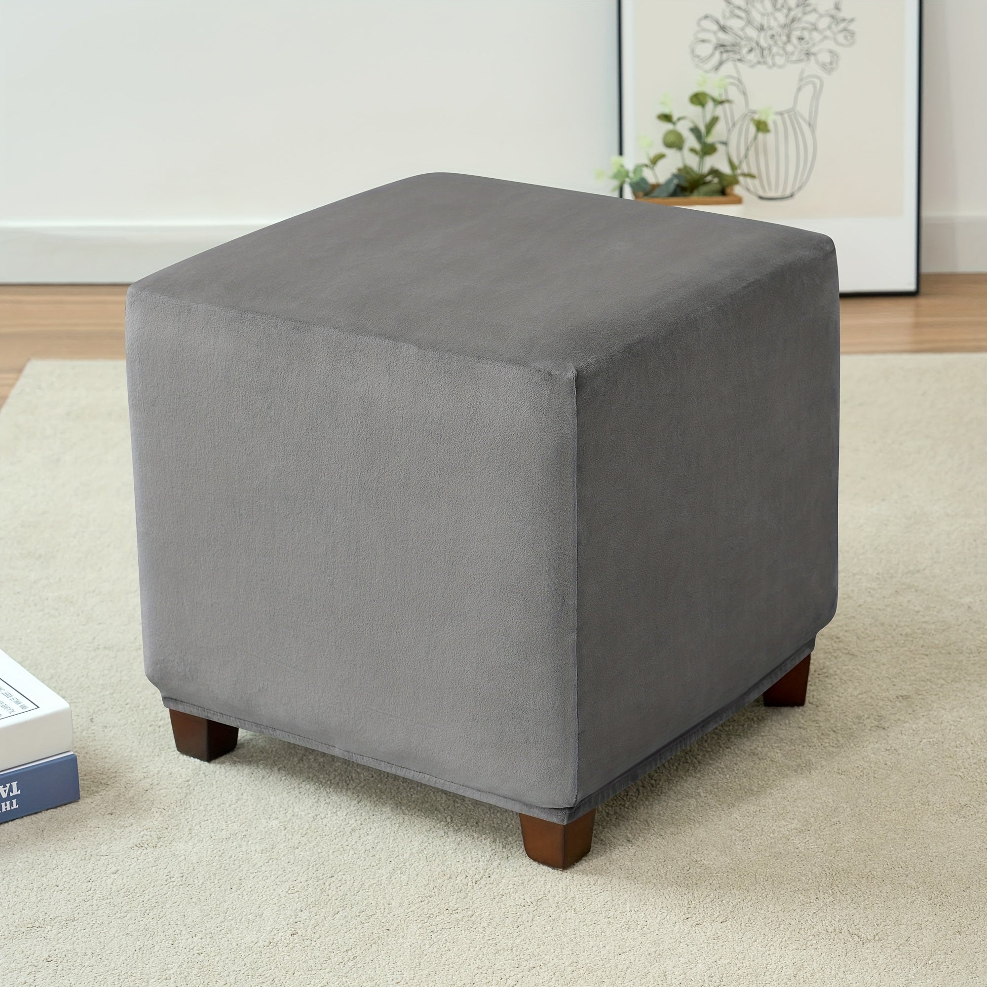 Saqlash stuliga mo'ljallangan, elastik va to'liq dizaynga ega bo'lgan velur kvadrat ottoman qopqog'i.