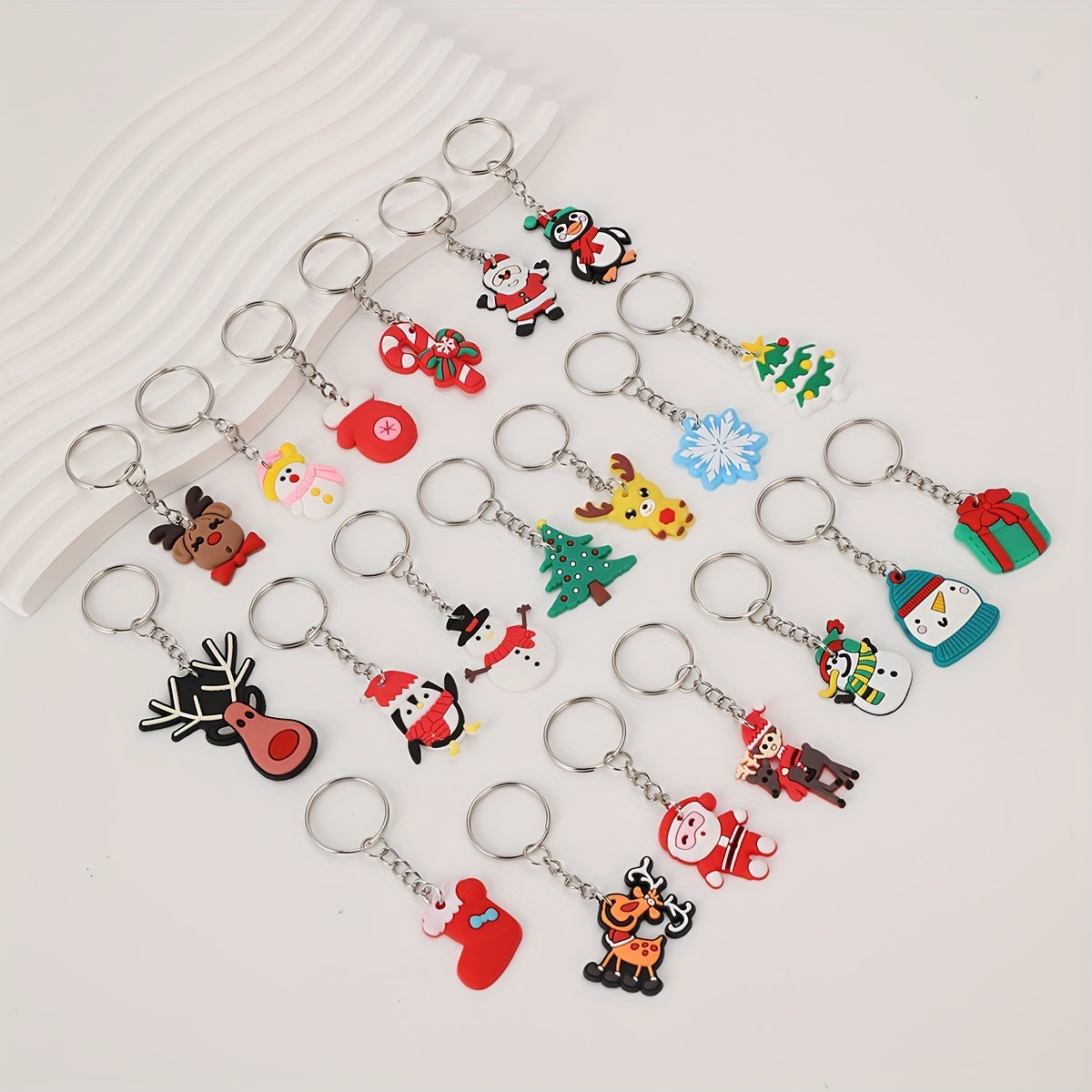 Set de llaveros de dibujos animados de Navidad de 20 piezas para mujeres y niñas, charms de vacaciones de anime