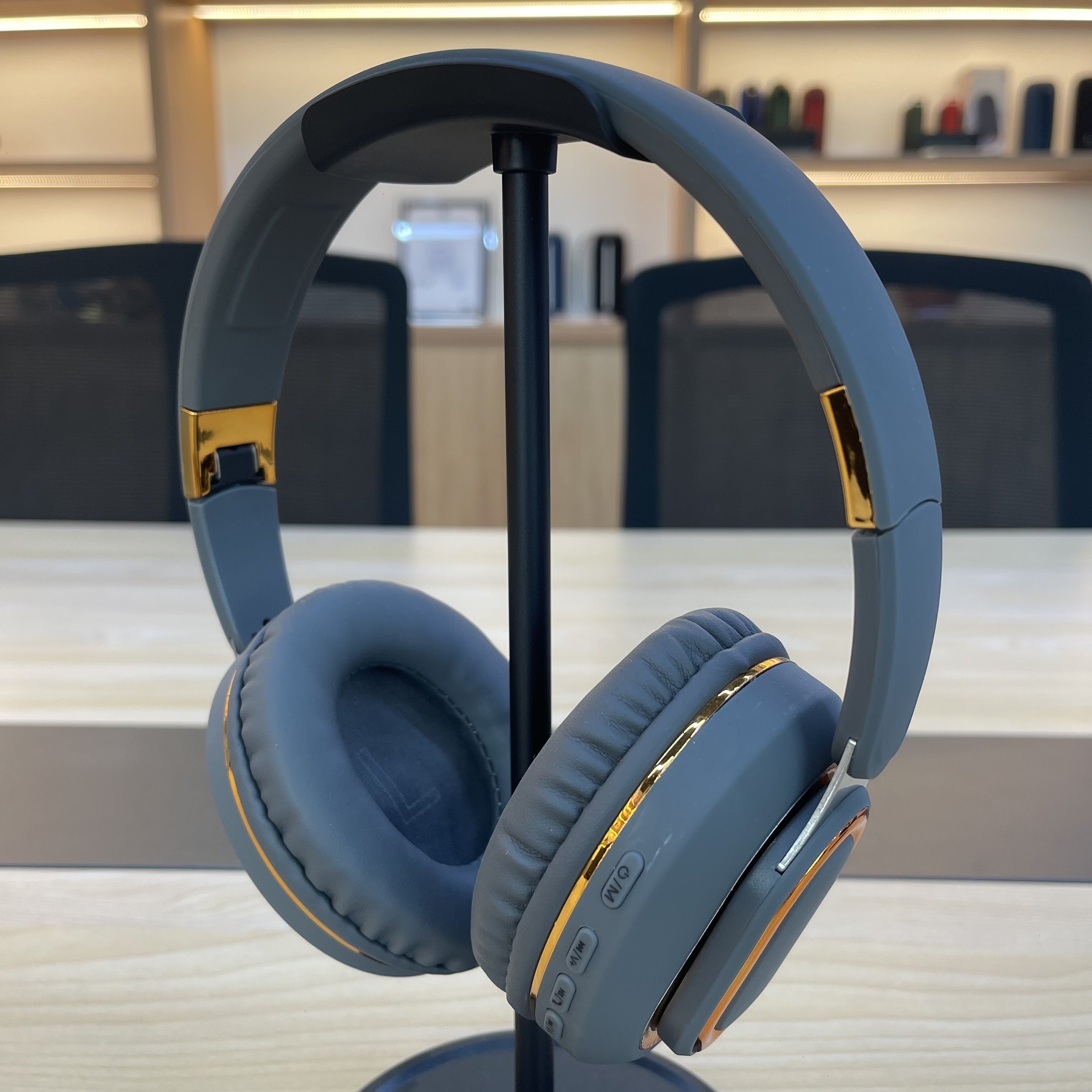 Auriculares inalámbricos con aislamiento de sonido, batería recargable, 16H de duración, micrófono, control de volumen, plegables para ejercicio, juegos y grabación