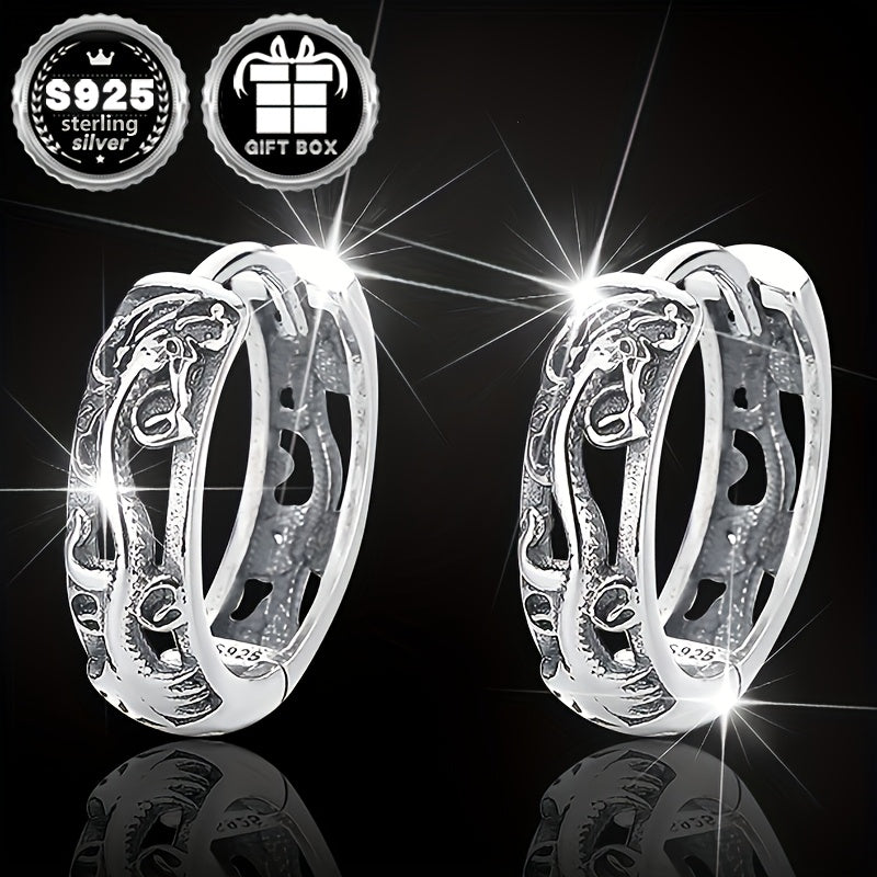 "Ajdaho Zodiak Teksturalangan Halqa Sirg'alar, Gippoallergen S925 Sterling Kumushdan tayyorlangan, Bo'sh dizayni bilan san'atkorona etnik Xitoy totemini o'z ichiga oladi. Uniseks uslubi, 2.9g/0.1oz og'irlikdagi yengil quloq zargarligi."