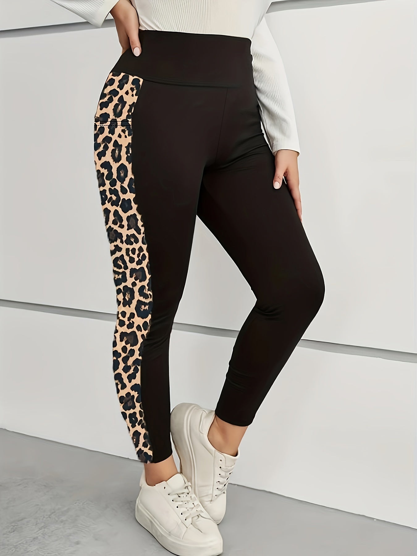 Women's Plus Size Leopard Print High-Waisted Yoga Leggings with Phone Pocket