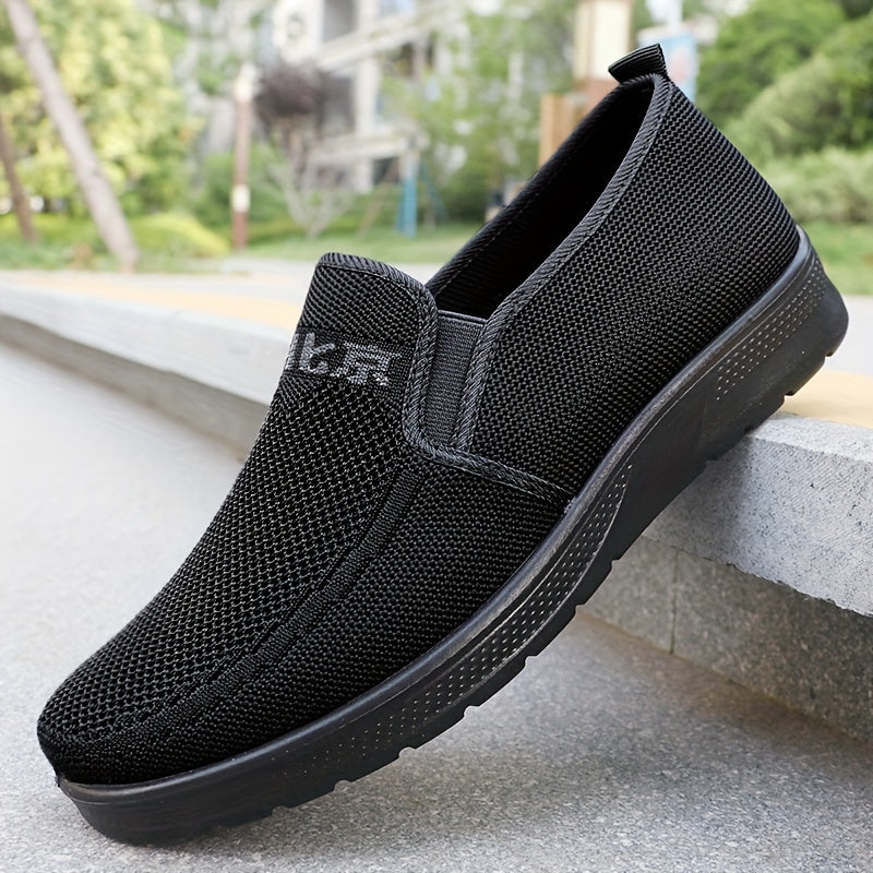 Erkaklar uchun qora rangdagi nafas oladigan, kiyish oson yurish poyabzallari, ochiq havoda faoliyatlar va har kuni qulaylik uchun mukammal.