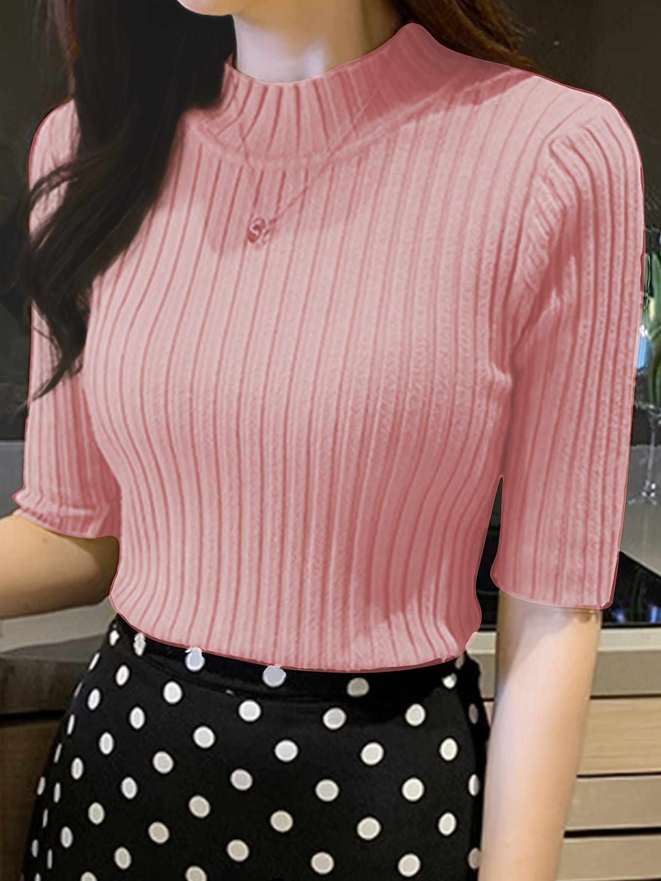 Camiseta de poliéster de punto de canalé con dobladillo plisado, cuello redondo, manga corta, ajuste ajustado