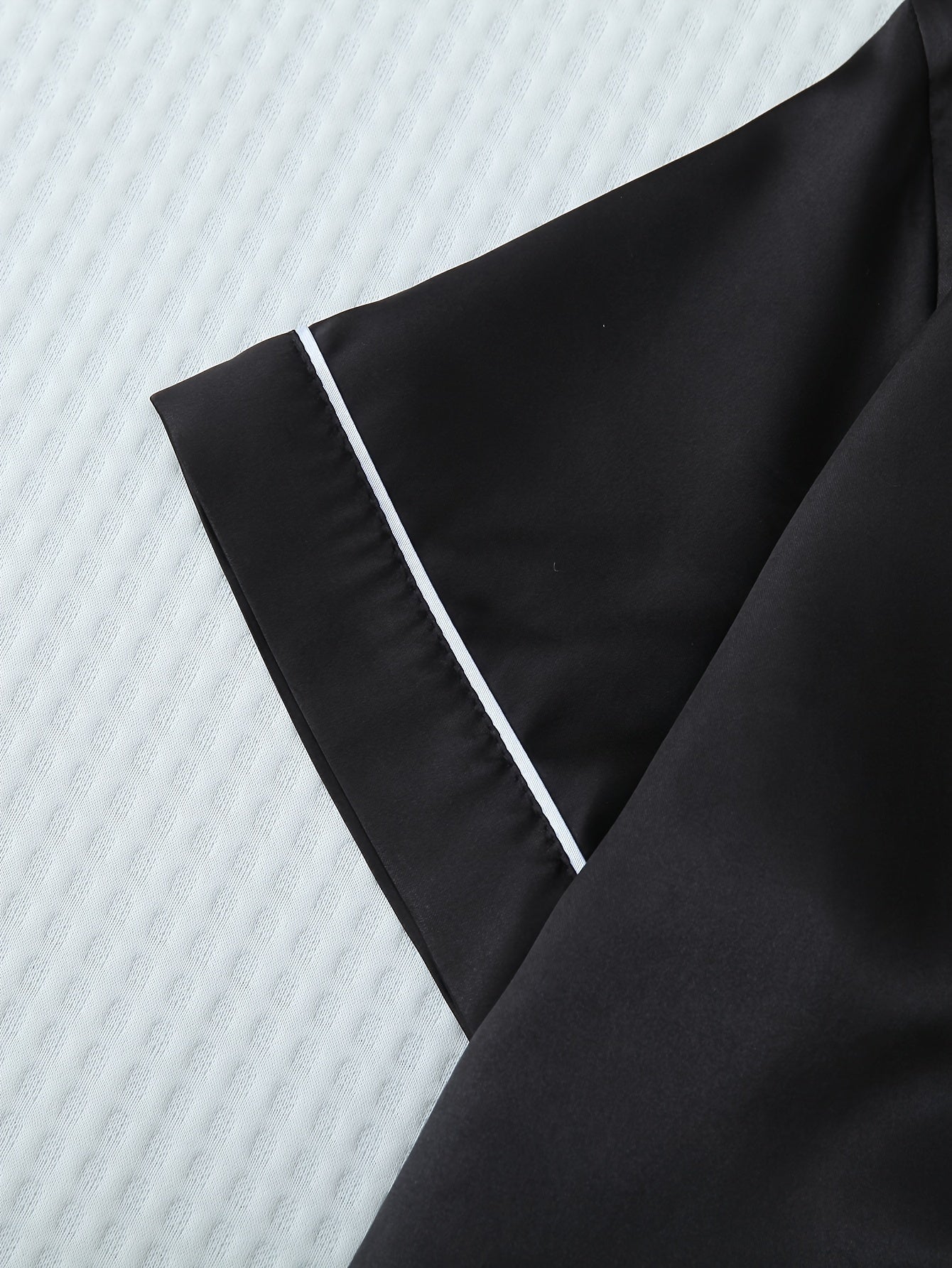 Ayollar uchun qisqa yengli dam olish kiyimlari.