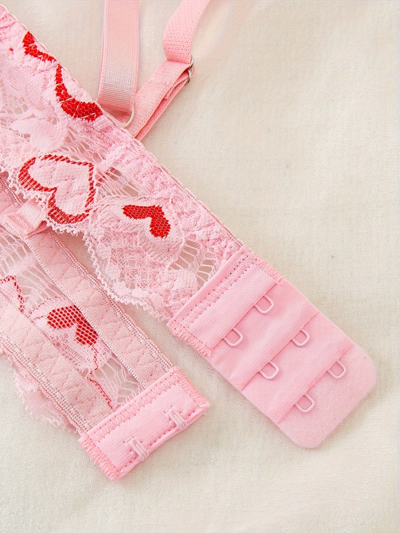 Polyamid va elastan aralashmasidan tayyorlangan, kattalar uchun mo'ljallangan, pushti yurak bilan tikilgan kattalar ichki kiyim to'plami.