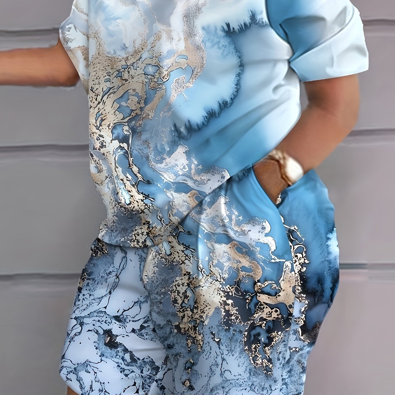 Katta o'lchamdagi ayollar uchun bosma qisqa yengli ikki qismli to'plam.