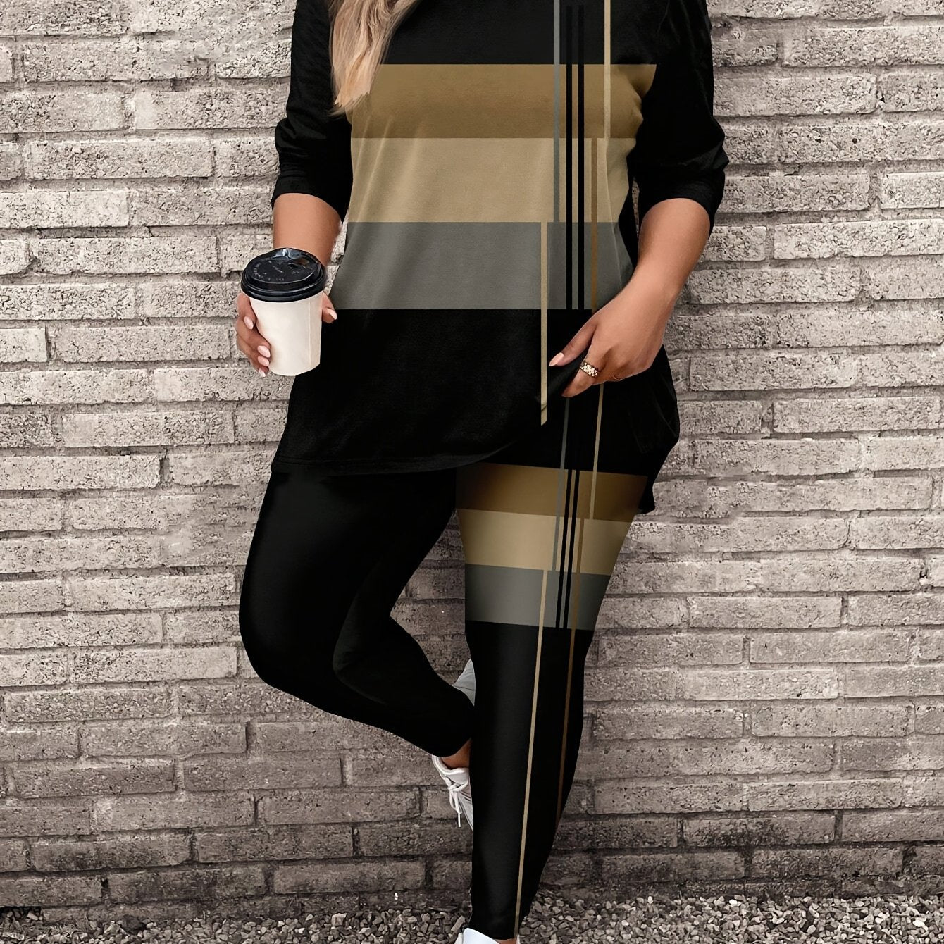 Ayollar uchun chiroyli 2 ta faoliyat kiyimlari to'plami, chiziqli rangli blokli yuqori va qora sport shimlar bilan. Qulay, shaffof bo'lmagan polyester materialdan tayyorlangan. Mashinada yuvish mumkin.