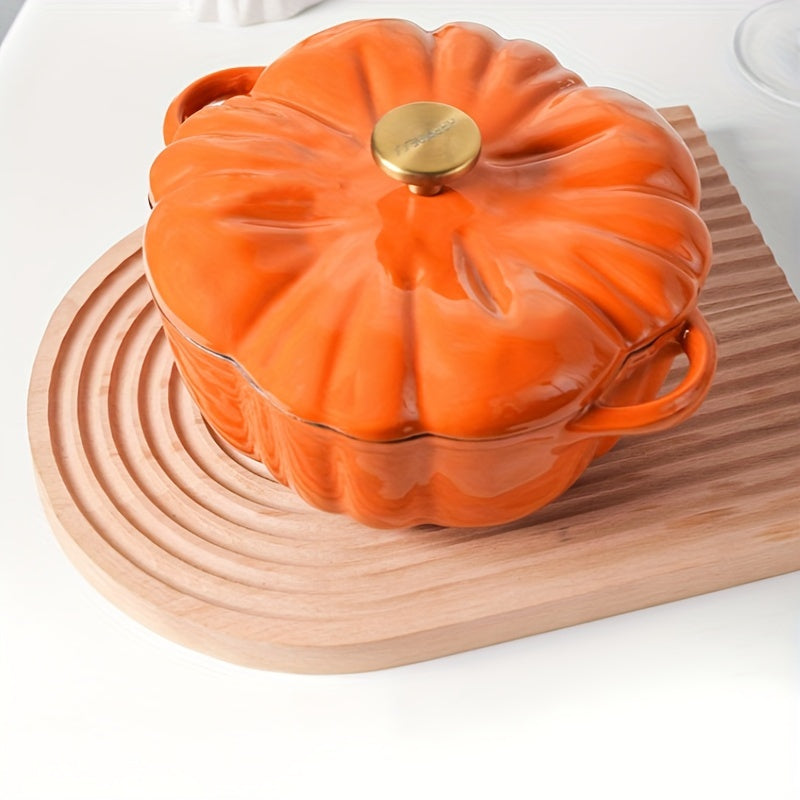 Набор посуды, включая чугунную кастрюлю в форме тыквы с золотой крышкой, двойными ручками и совместимостью с духовкой, плитой и газом.