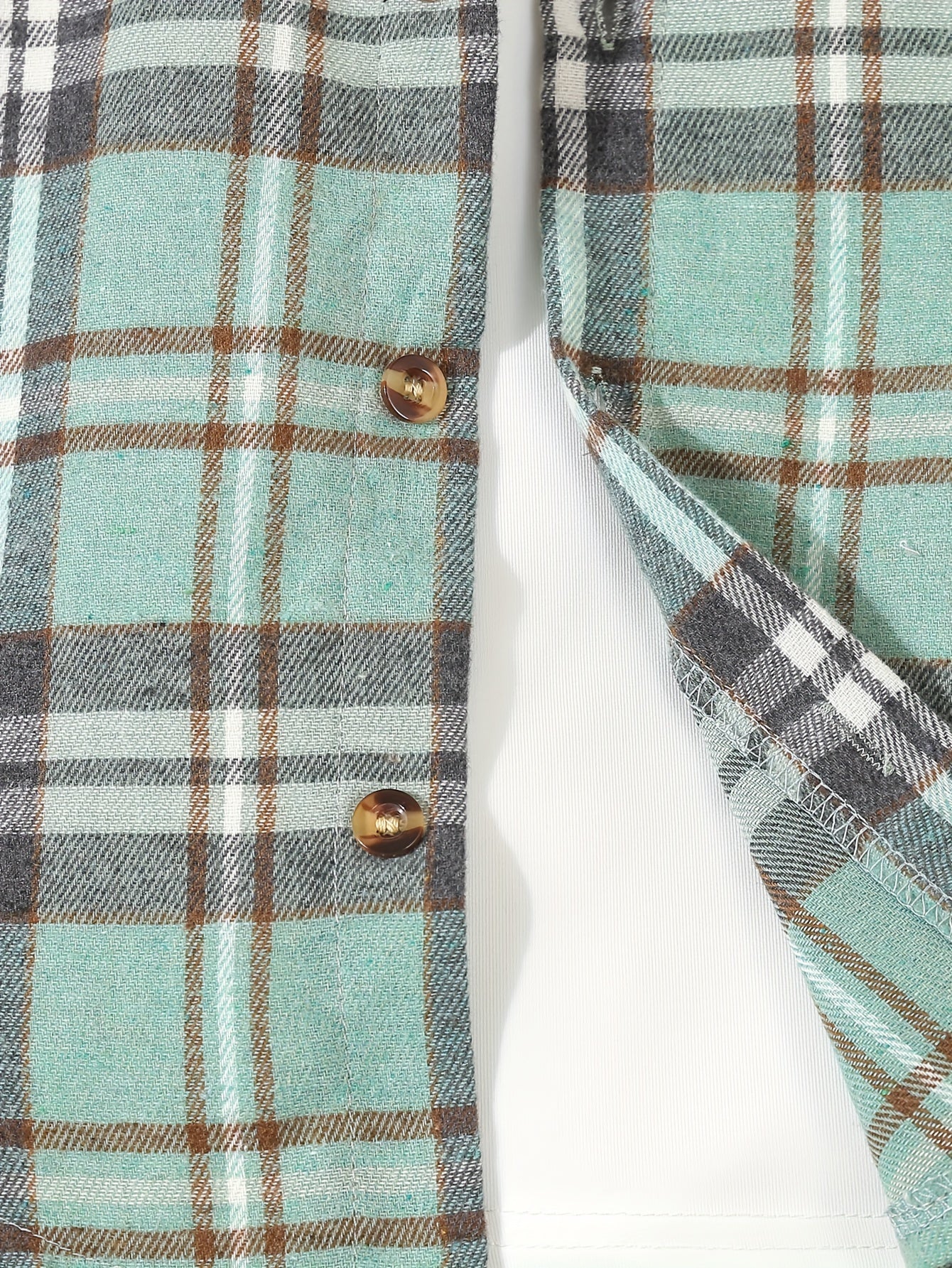 Yigitlar uchun kundalik to'plamda tekislikli kapüşonli asosiy kiyim va rangli blokli shimlar mavjud, bahor va kuz uchun