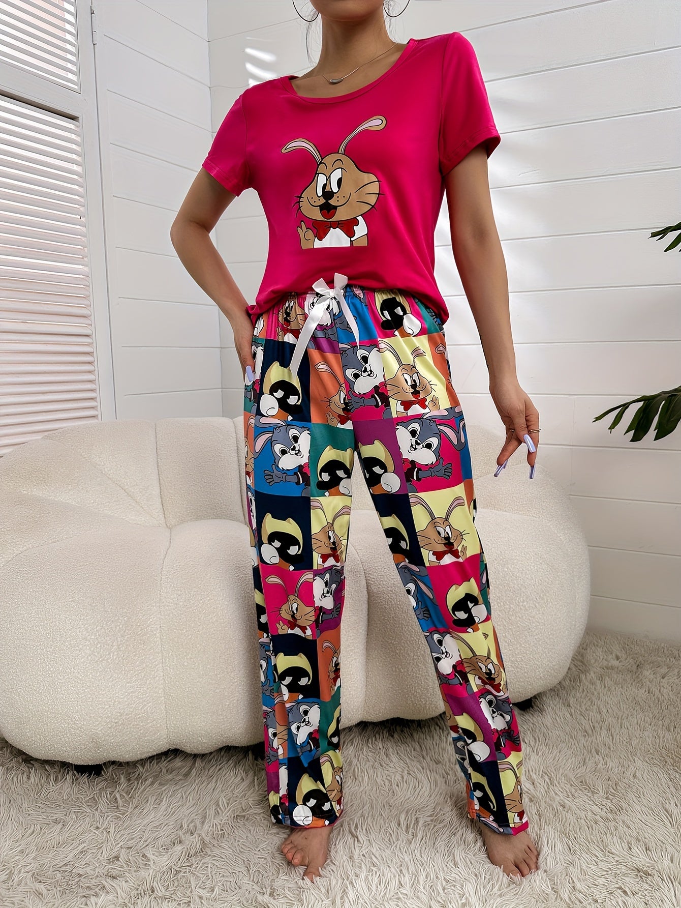 Ayollar uchun qiziqarli multfilm printli pijama to'plami, qisqa yengli yuqori va shimlar bilan, qulay va erkin moslashuvchanlikni taqdim etadi.