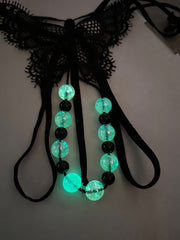 Ayollar uchun sexy ichki kiyim va ichki kiyim sifatida yorqin marjonli past belli kapalak dantelli thonglar.