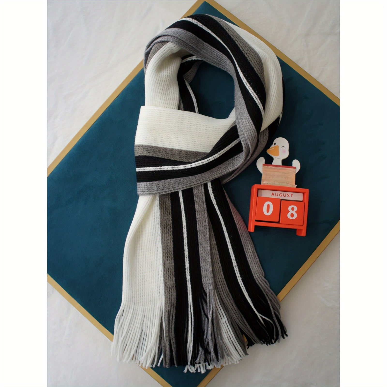 Tashqi trend uchun to'qilgan moda aksessuar - Erkaklar uchun tasma detali bilan rangli blokli chiziqli sharf, iliq akril materialdan tayyorlangan